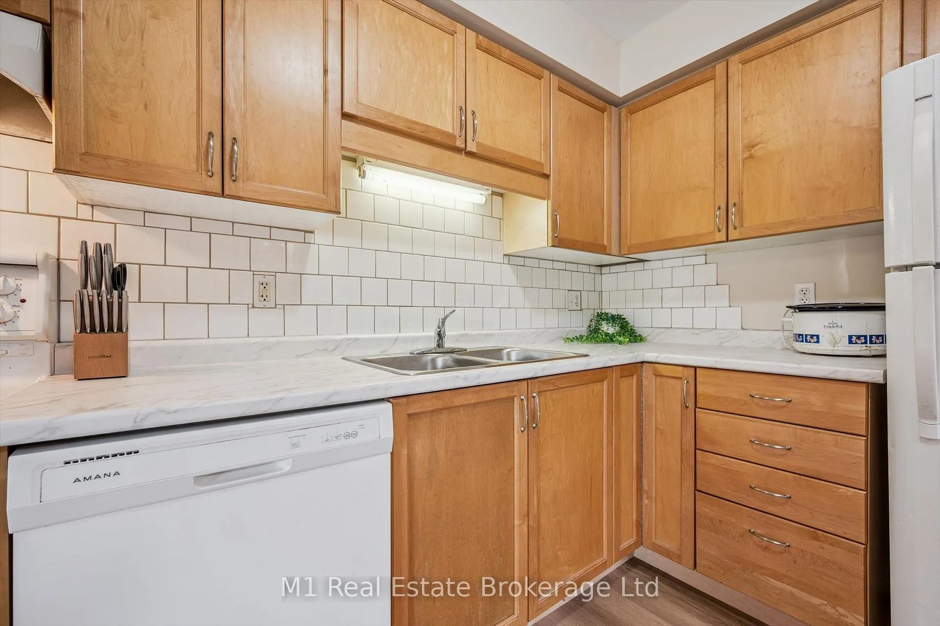 Photo 16 of Unit 27, 124 Gosling Gardens, Guelph, Clairfields/Hanlon Business Park — HOMEH