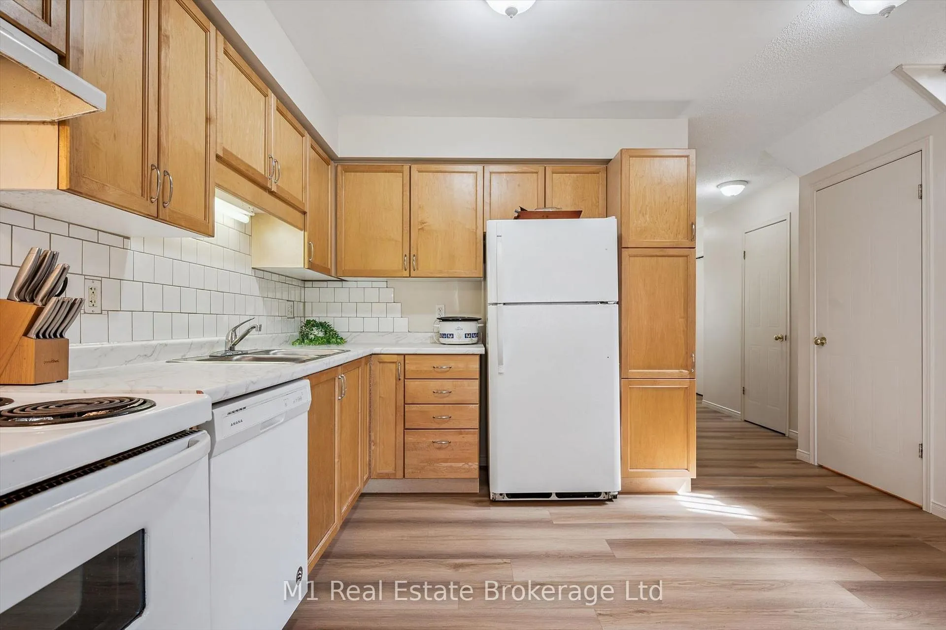 Photo 17 of Unit 27, 124 Gosling Gardens, Guelph, Clairfields/Hanlon Business Park — HOMEH
