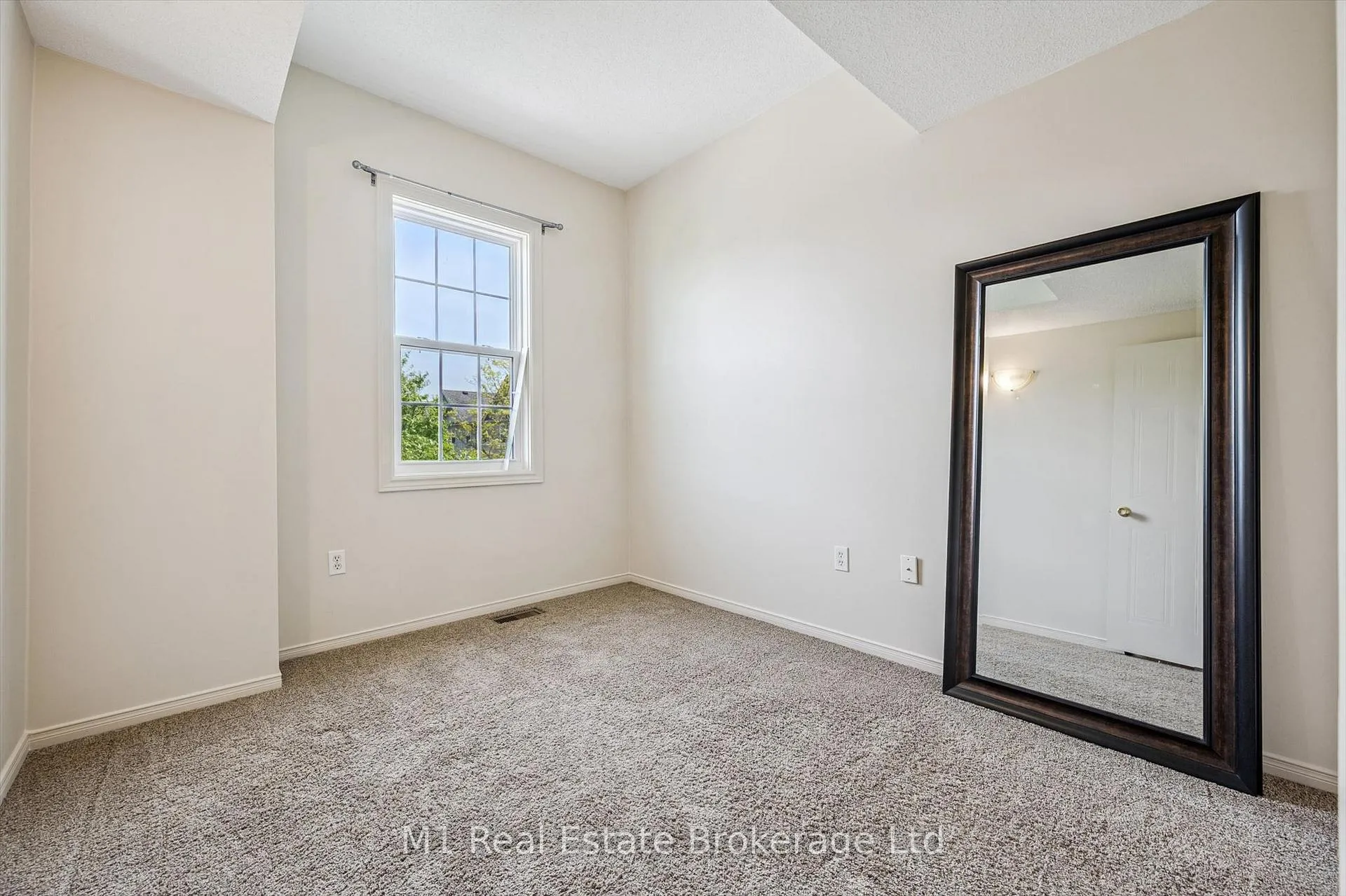 Photo 25 of Unit 27, 124 Gosling Gardens, Guelph, Clairfields/Hanlon Business Park — HOMEH