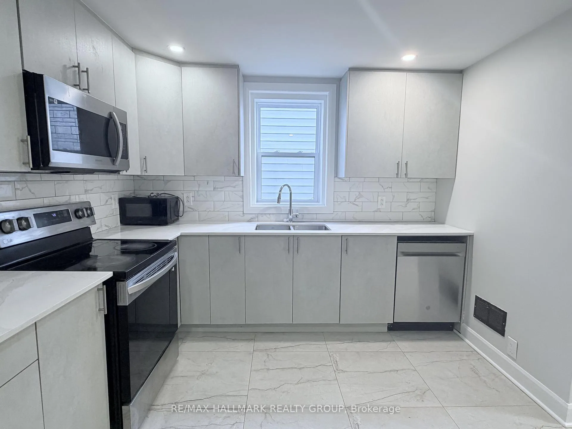 Photo 3 of 470 Pleasant Park Road, Ottawa, Alta Vista/Faircrest Heights — HOMEH