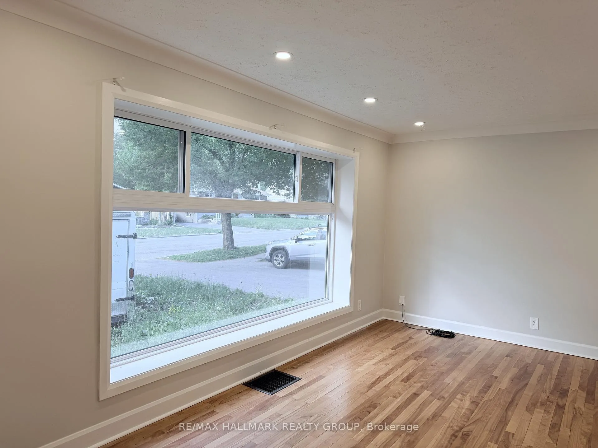 Photo 10 of 470 Pleasant Park Road, Ottawa, Alta Vista/Faircrest Heights — HOMEH