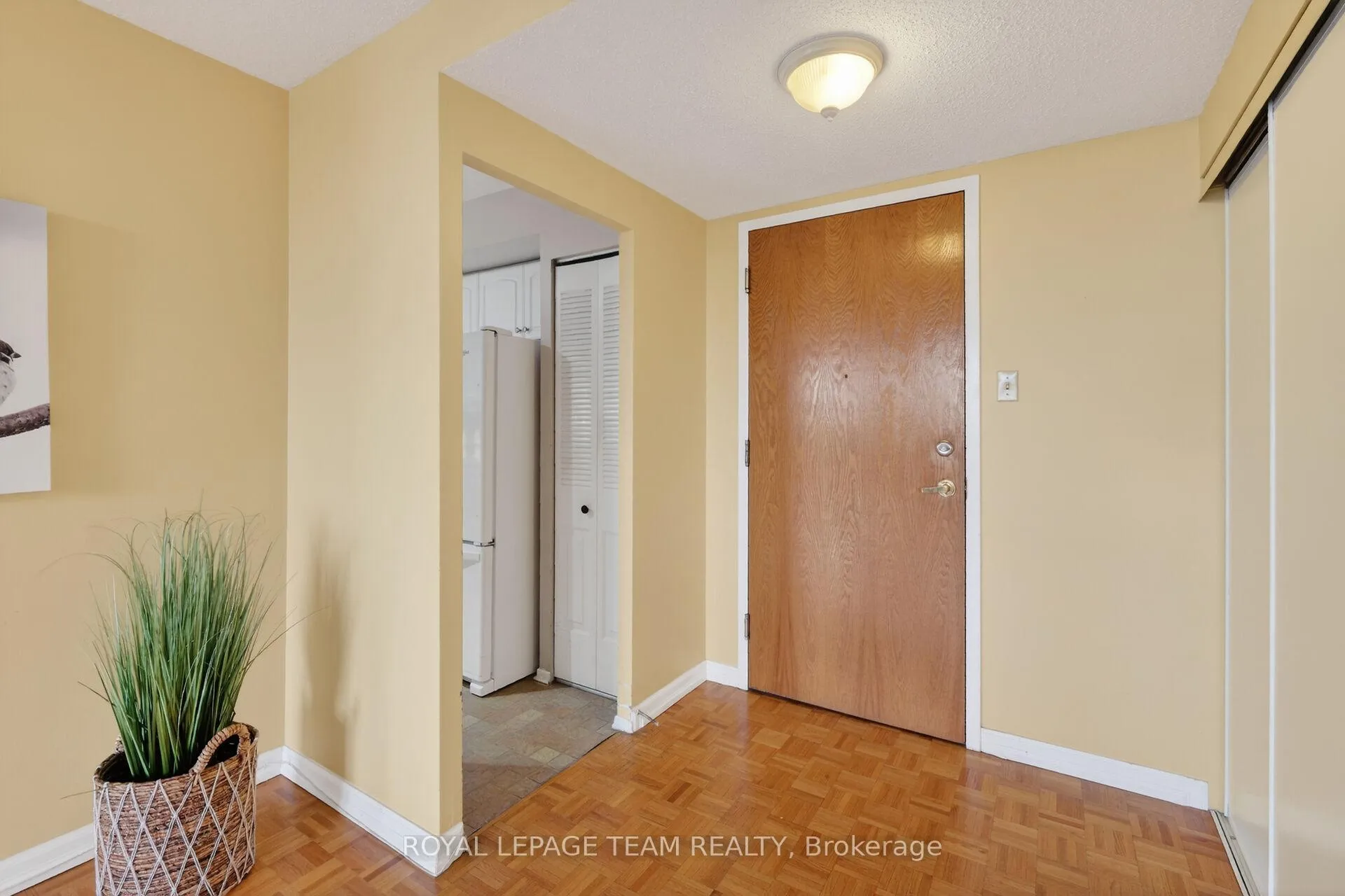 Photo 4 of Unit 501, 2760 Carousel Crescent, Ottawa, Emerald Woods/Sawmill Creek — HOMEH