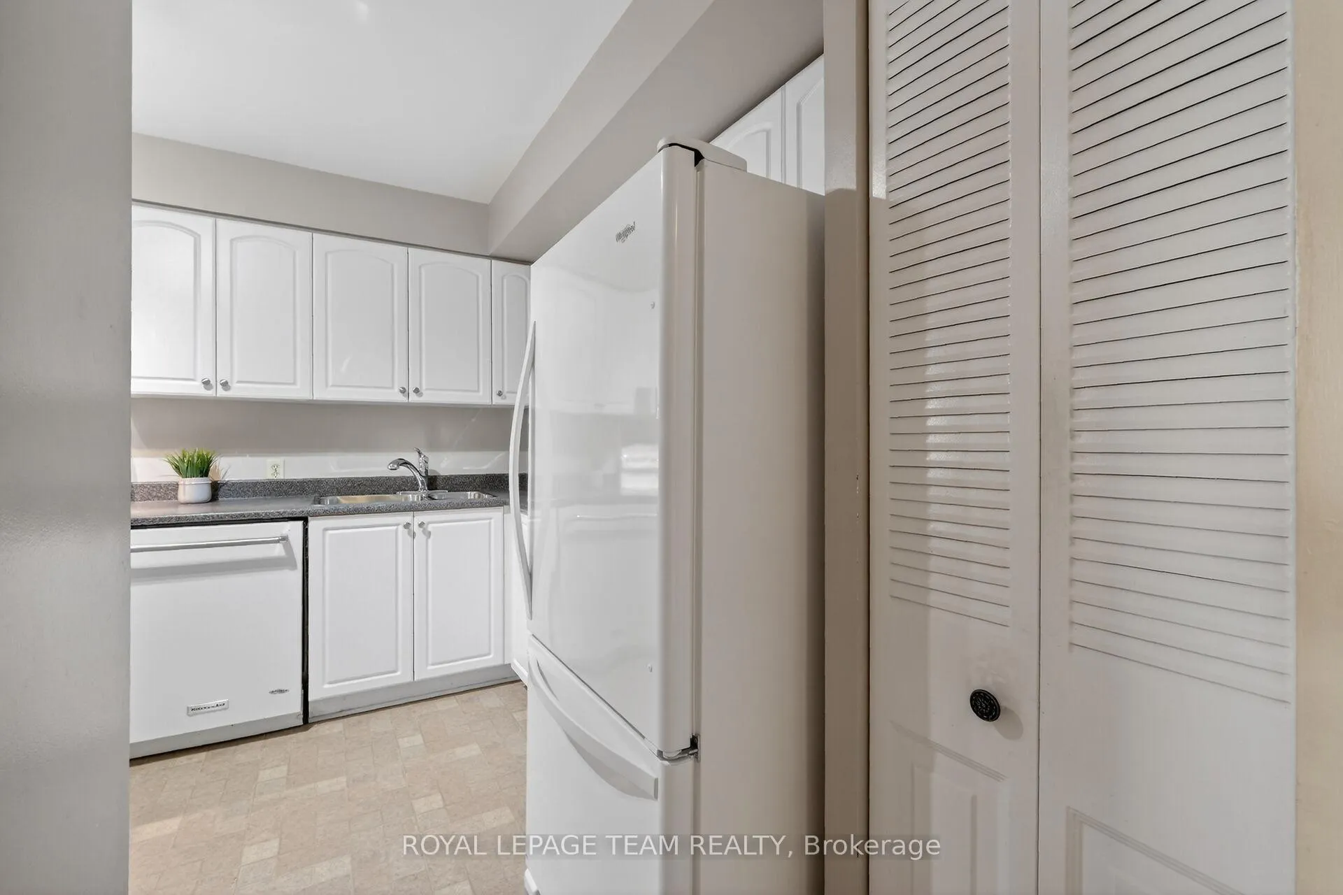 Photo 11 of Unit 501, 2760 Carousel Crescent, Ottawa, Emerald Woods/Sawmill Creek — HOMEH