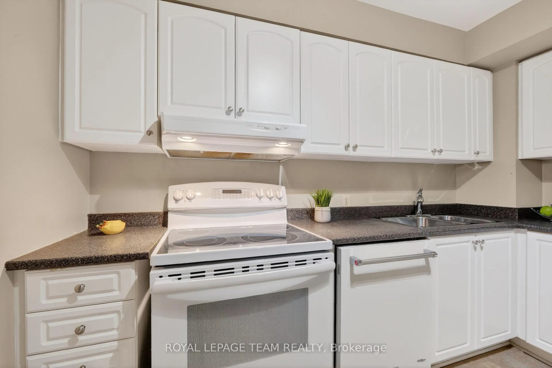 Photo 13 of Unit 501, 2760 Carousel Crescent, Ottawa, Emerald Woods/Sawmill Creek — HOMEH