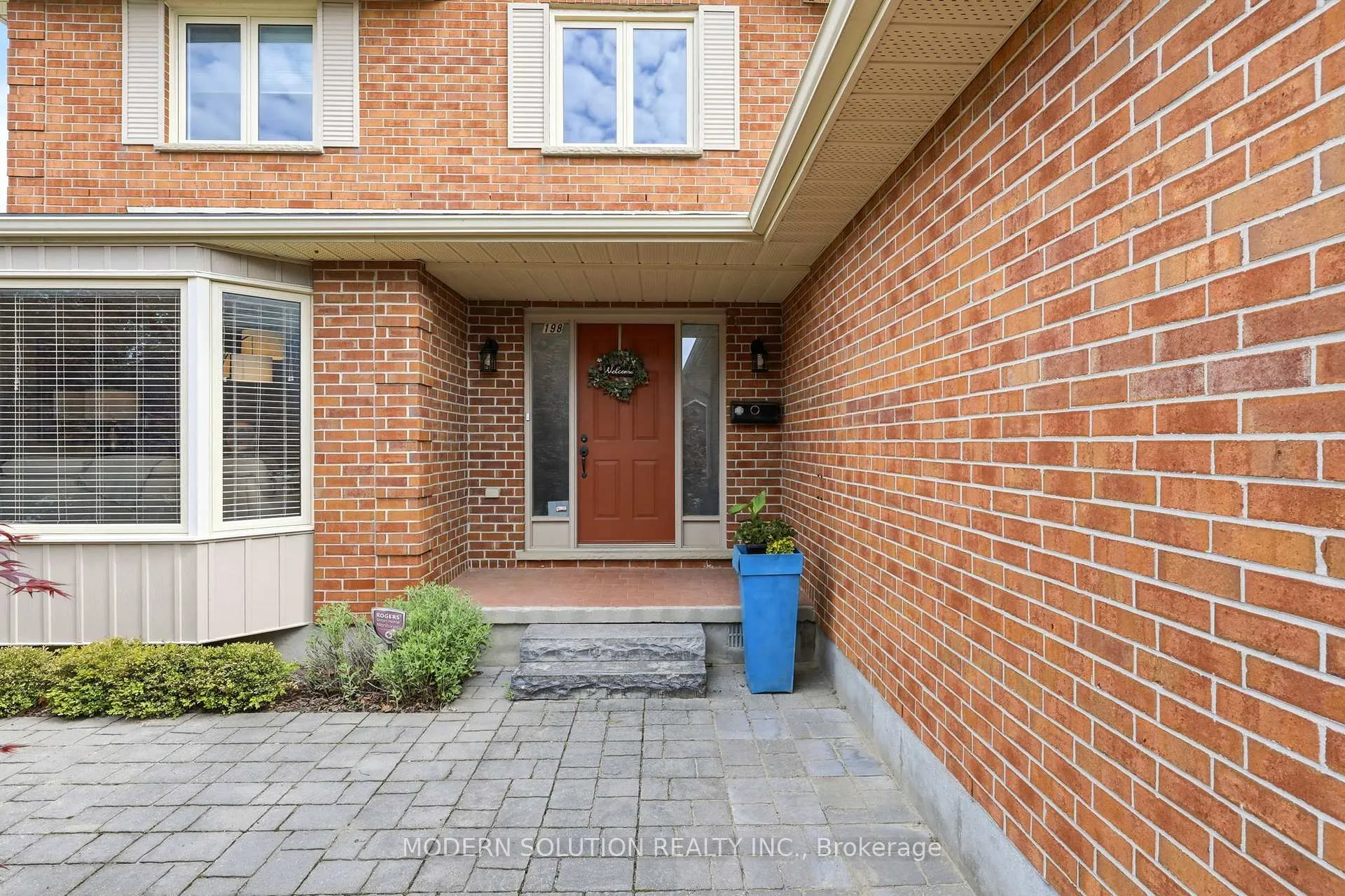 Photo 4 of 198 Pine Valley Drive, London, South N — HOMEH