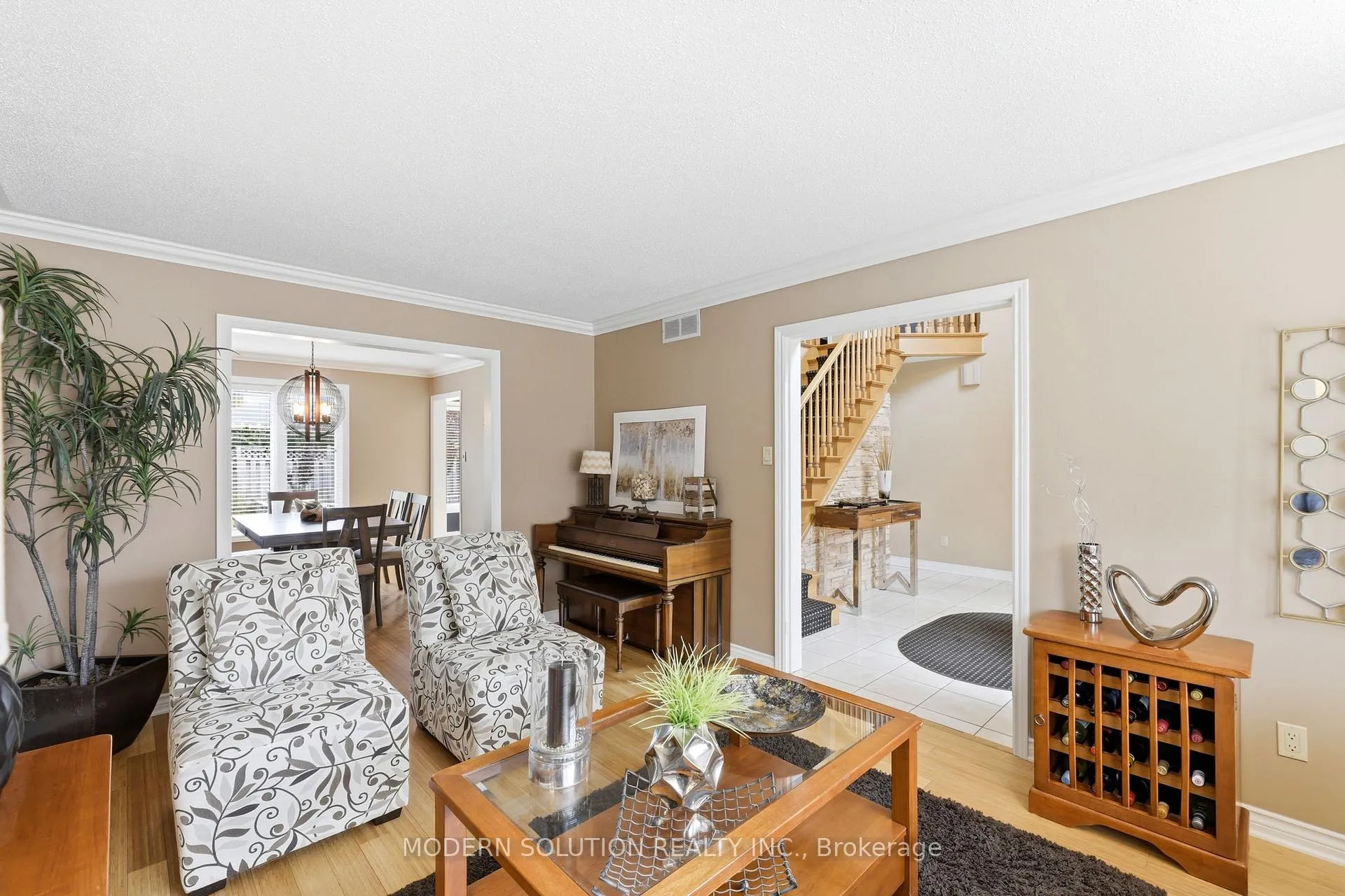 Photo 11 of 198 Pine Valley Drive, London, South N — HOMEH