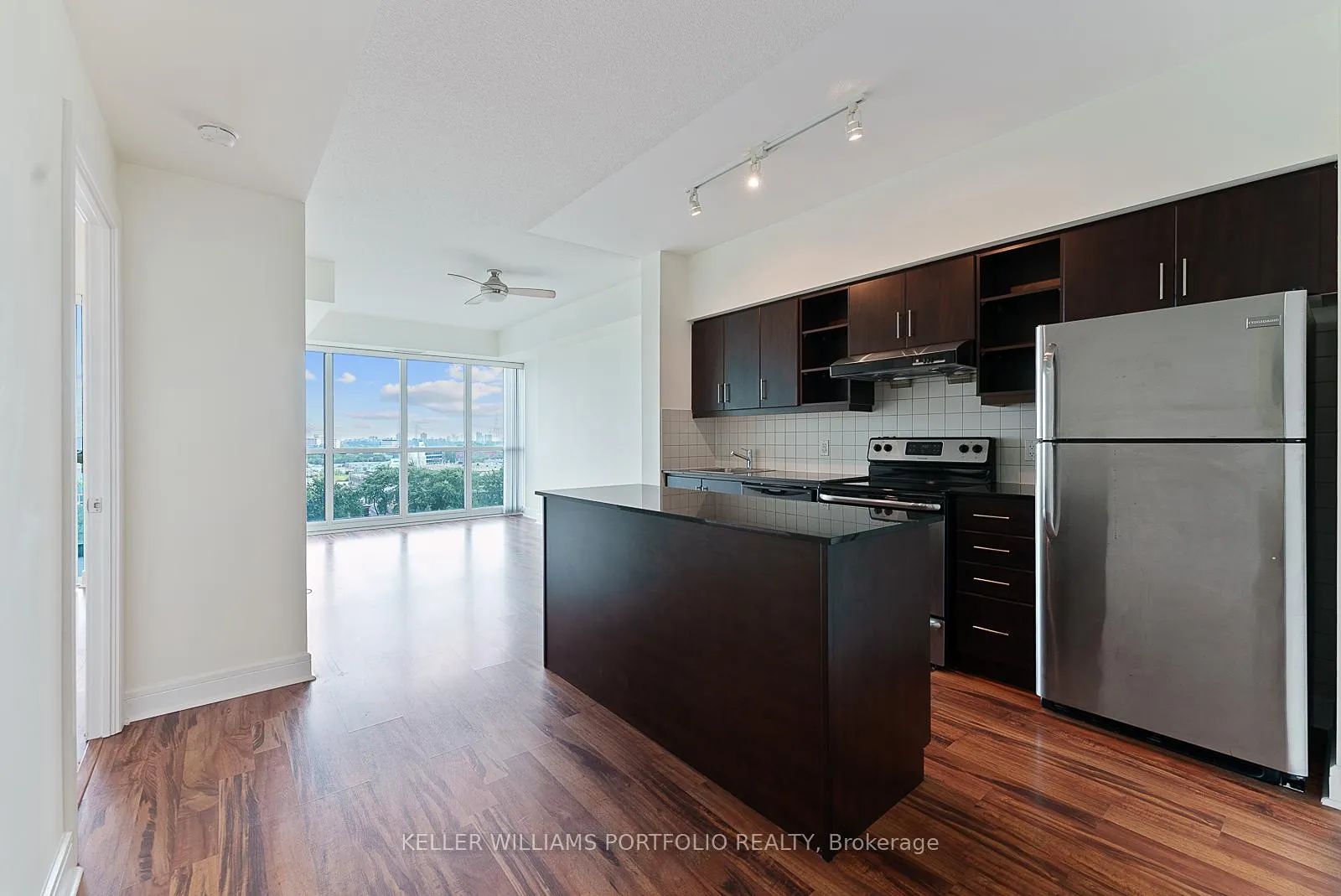 Photo 5 of Unit 910, 35 Brian Peck Crescent, Toronto, Thorncliffe Park — HOMEH