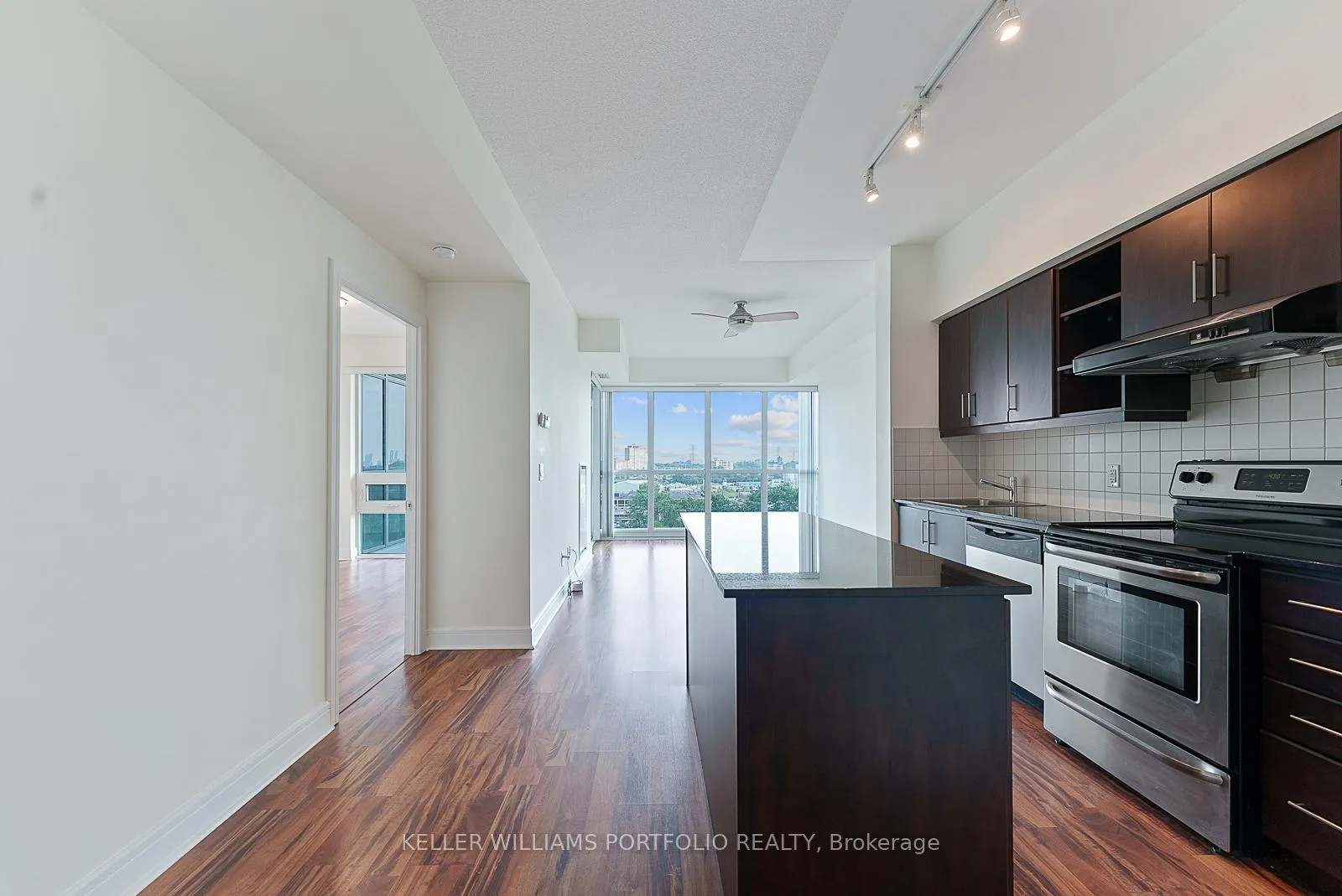 Photo 6 of Unit 910, 35 Brian Peck Crescent, Toronto, Thorncliffe Park — HOMEH