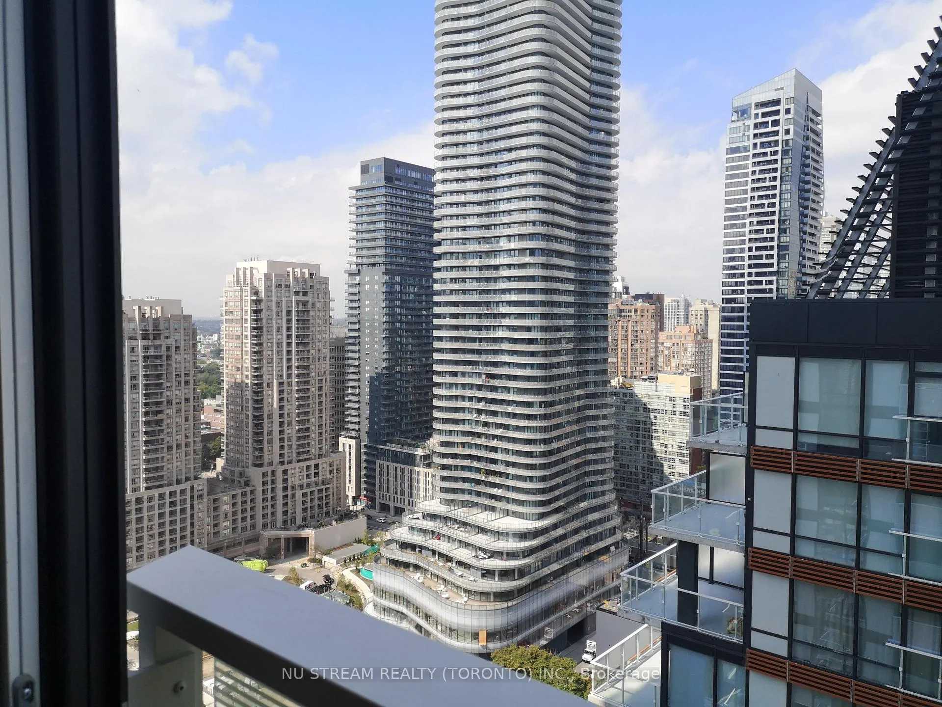 Front of Unit 2504, 501 Yonge Street