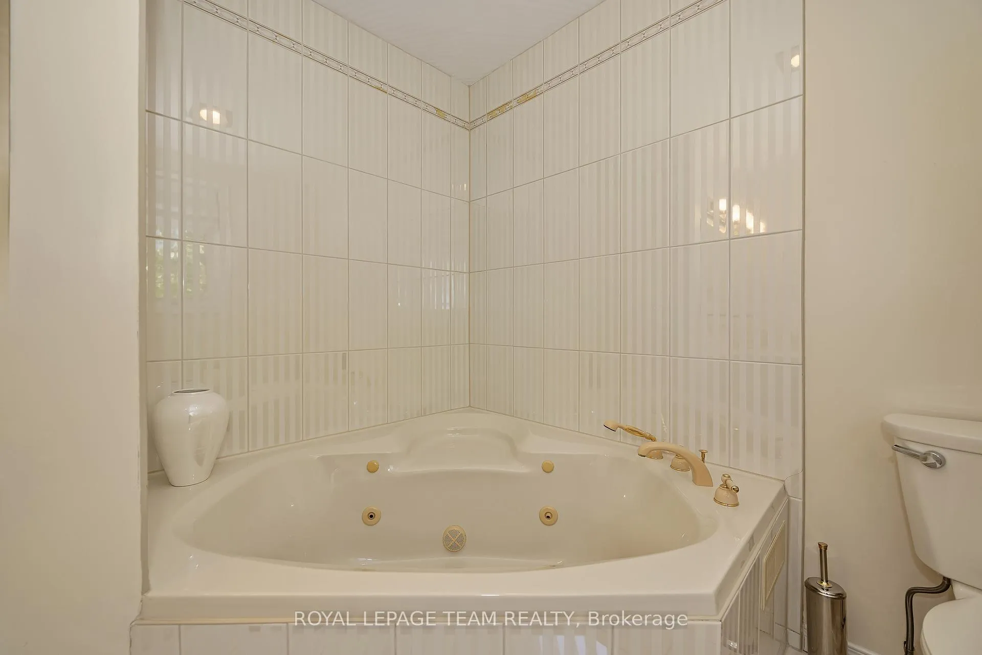 Photo 28 of 60 Horner Drive, Ottawa, Lakeview Park — HOMEH