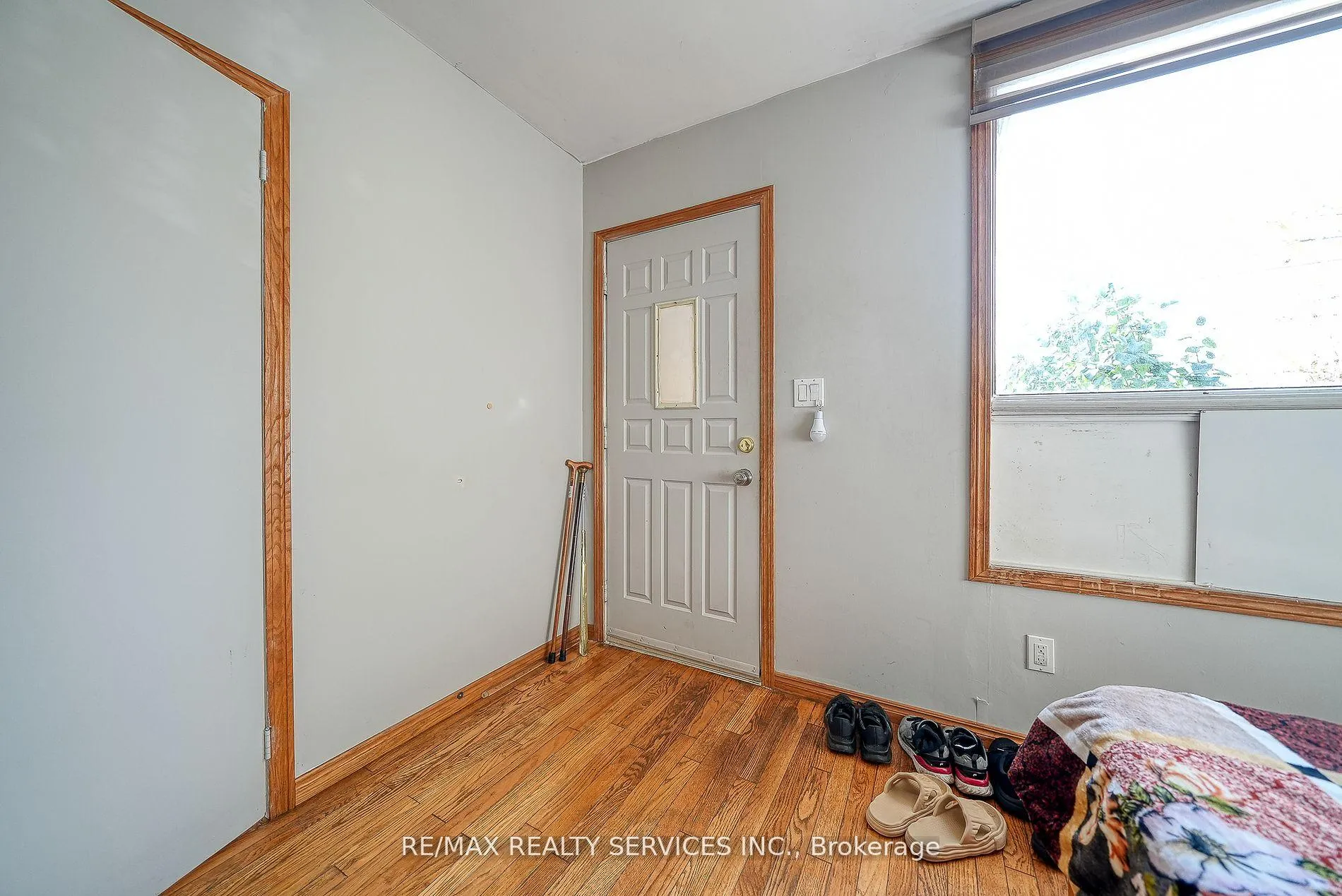 Photo 8 of 24 Norlan Avenue, London, South O — HOMEH