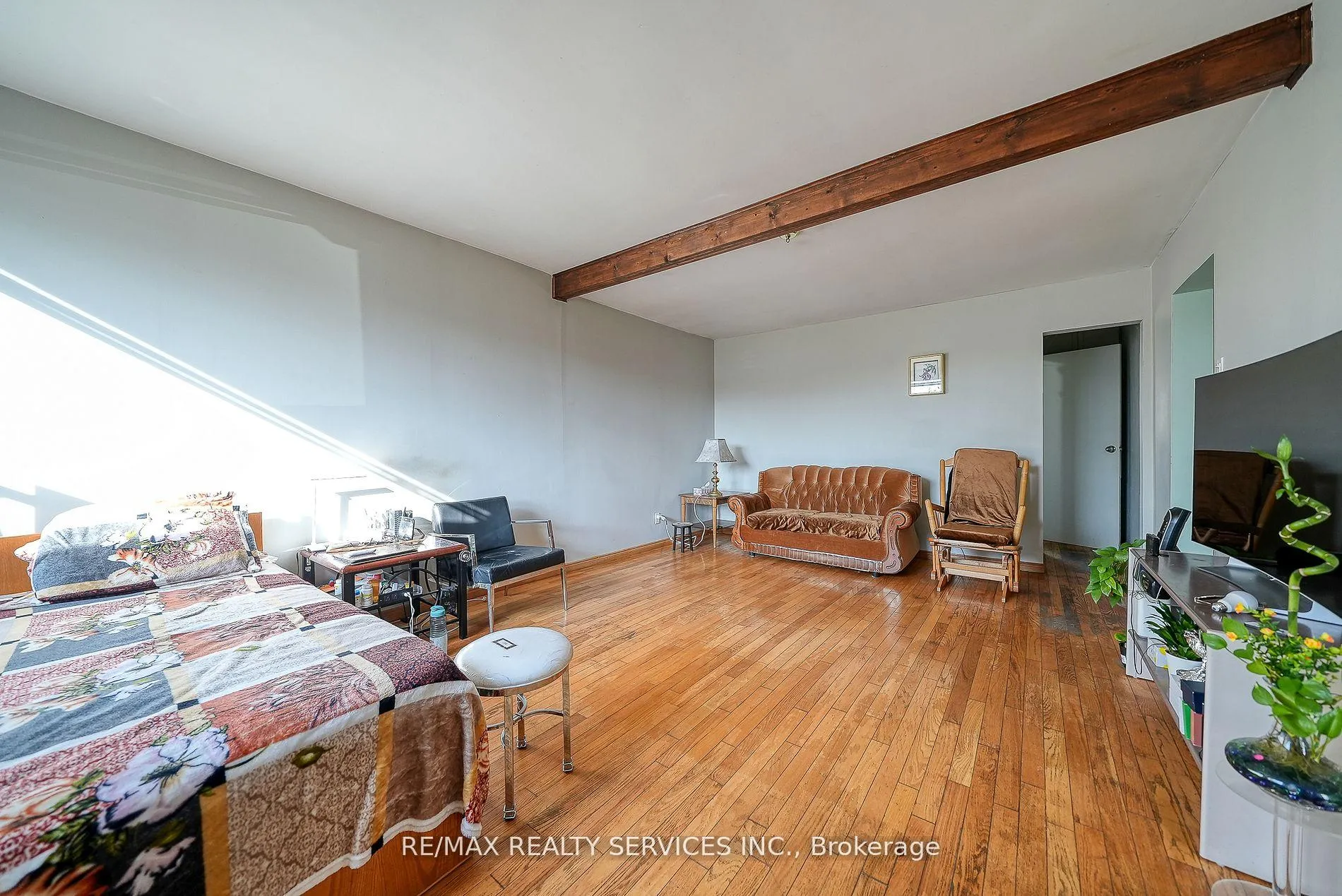 Photo 9 of 24 Norlan Avenue, London, South O — HOMEH