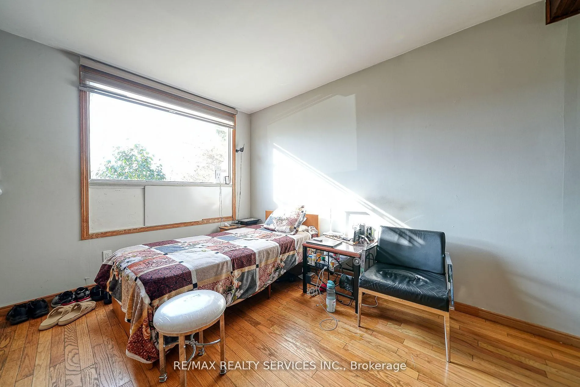 Photo 10 of 24 Norlan Avenue, London, South O — HOMEH