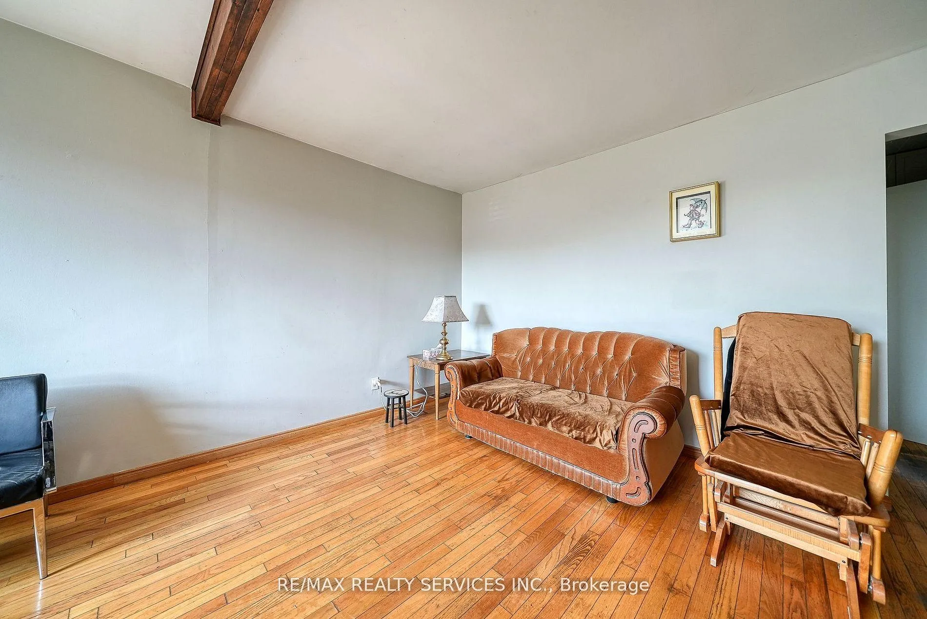 Photo 11 of 24 Norlan Avenue, London, South O — HOMEH