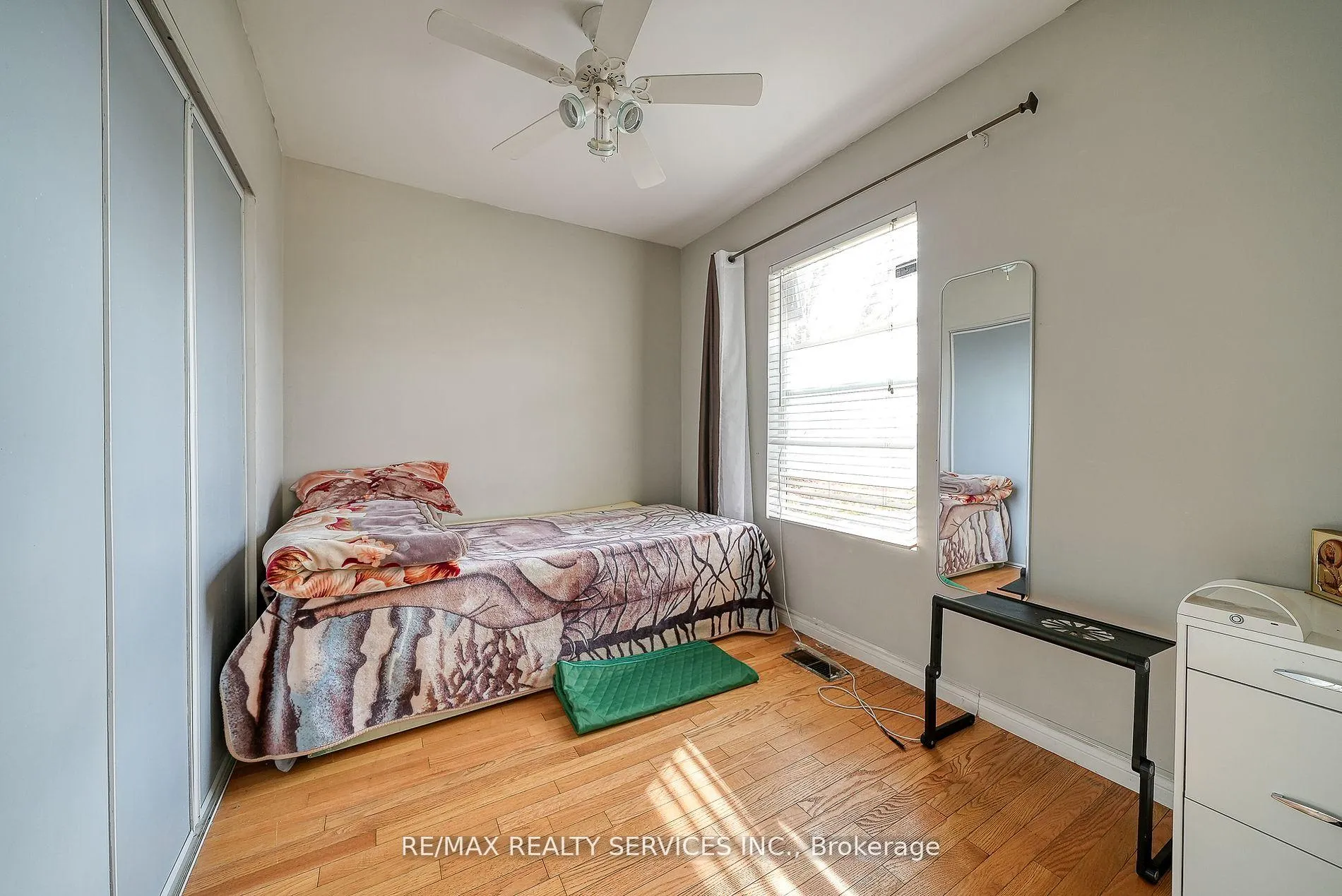 Photo 13 of 24 Norlan Avenue, London, South O — HOMEH