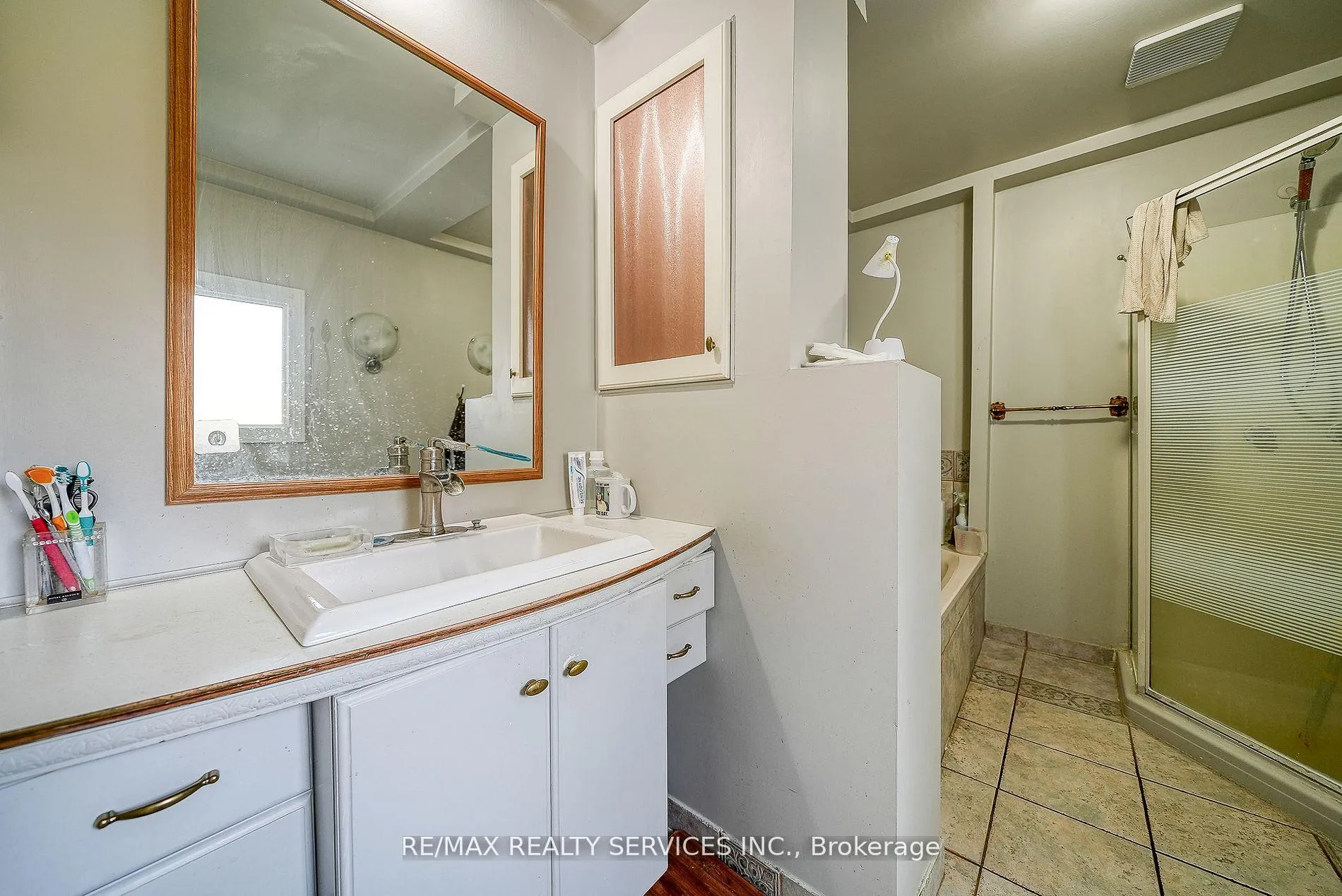 Photo 14 of 24 Norlan Avenue, London, South O — HOMEH