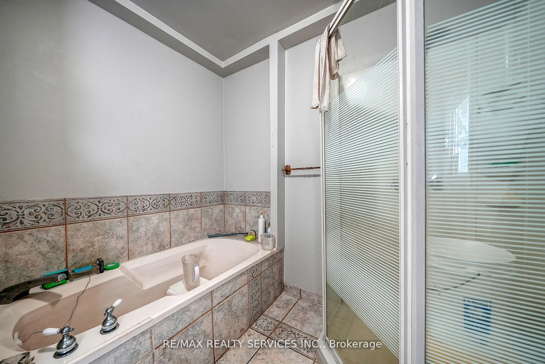 Photo 15 of 24 Norlan Avenue, London, South O — HOMEH