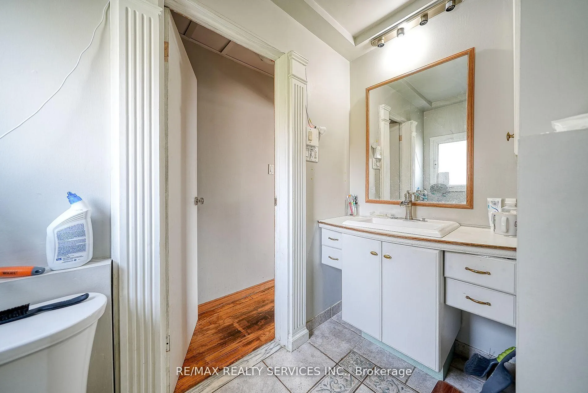 Photo 16 of 24 Norlan Avenue, London, South O — HOMEH