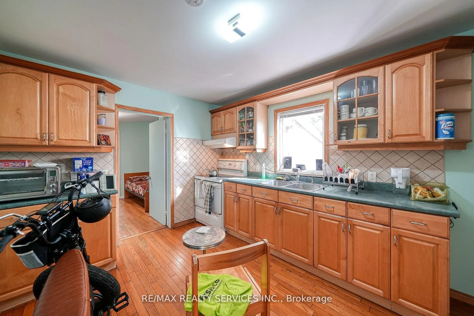 Photo 17 of 24 Norlan Avenue, London, South O — HOMEH