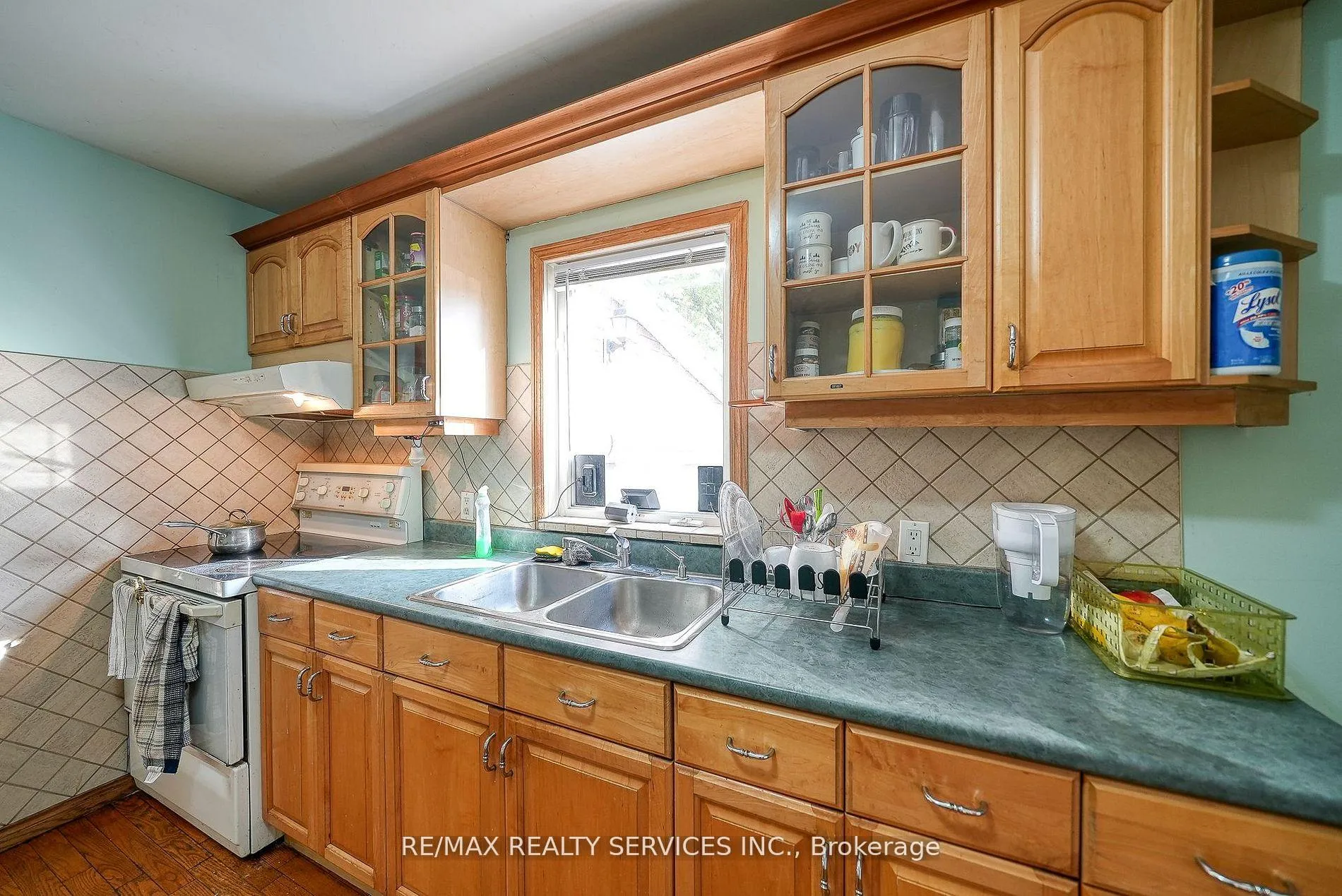 Photo 19 of 24 Norlan Avenue, London, South O — HOMEH