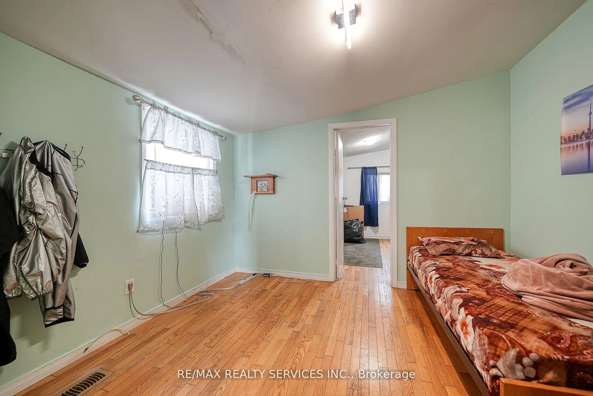 Photo 23 of 24 Norlan Avenue, London, South O — HOMEH