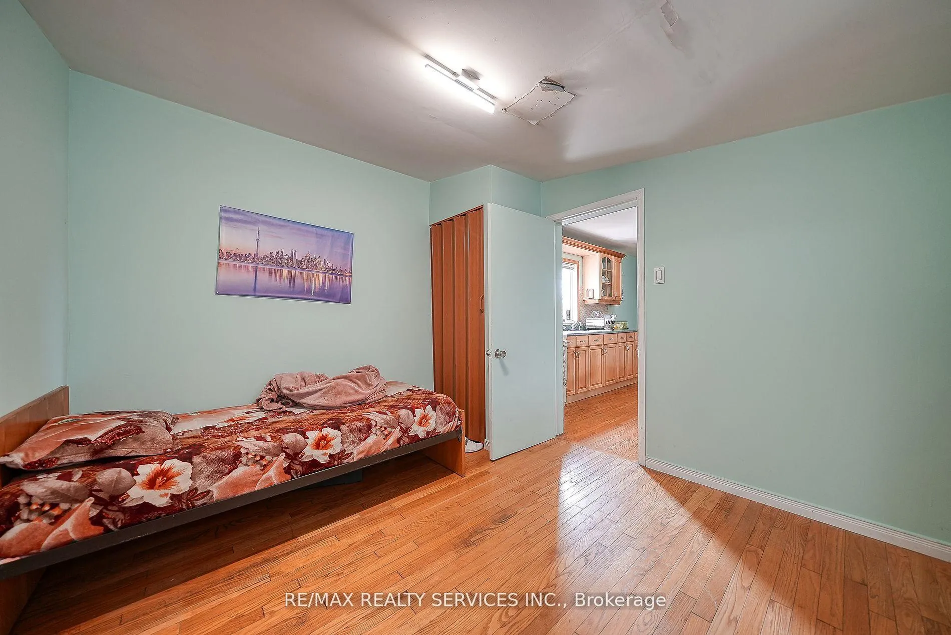 Photo 25 of 24 Norlan Avenue, London, South O — HOMEH