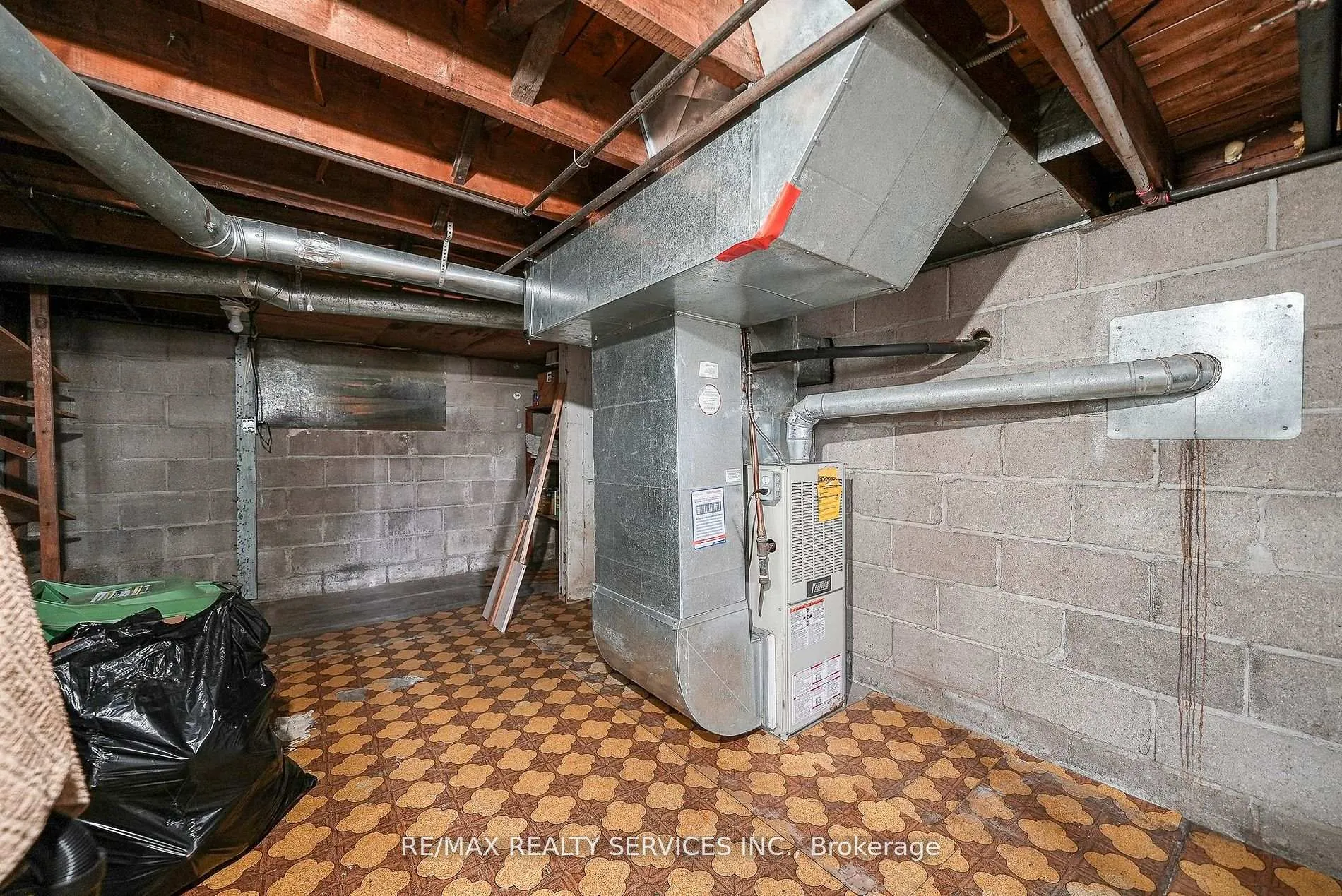 Photo 28 of 24 Norlan Avenue, London, South O — HOMEH