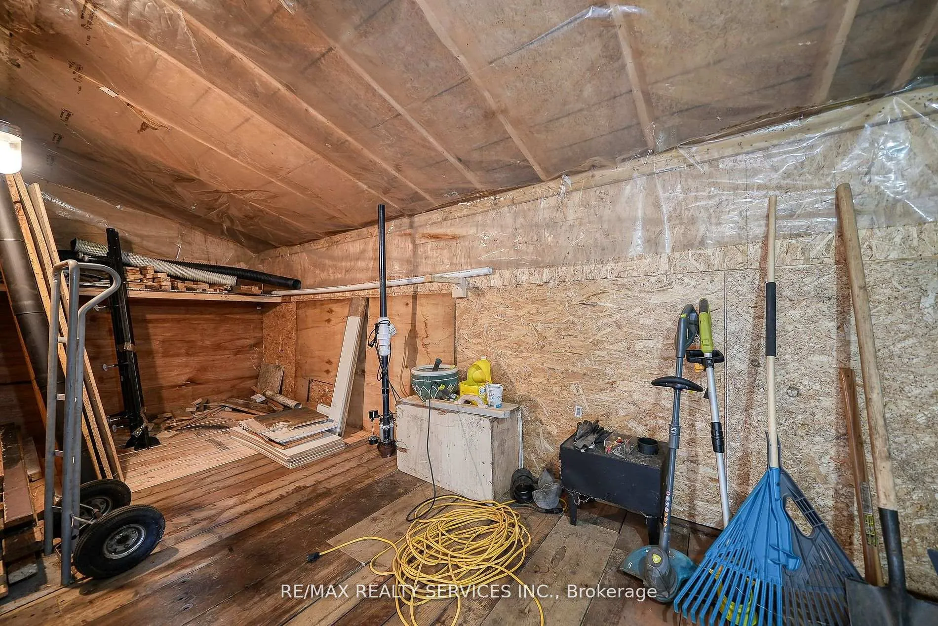 Photo 31 of 24 Norlan Avenue, London, South O — HOMEH