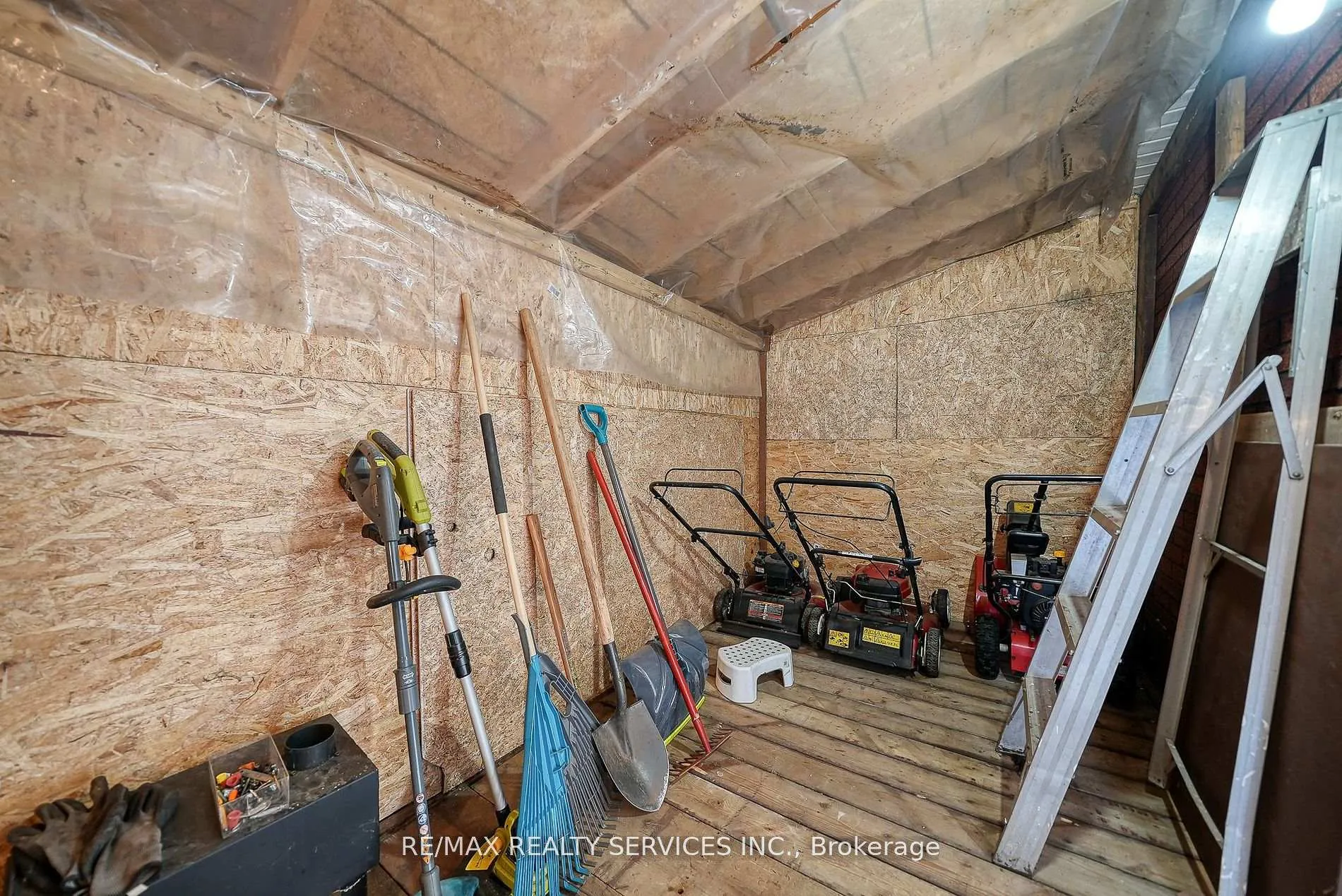 Photo 32 of 24 Norlan Avenue, London, South O — HOMEH