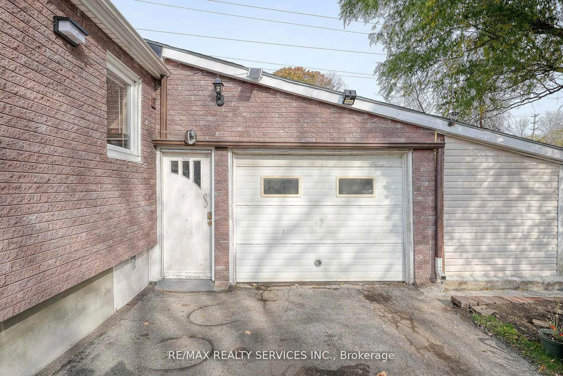 Photo 35 of 24 Norlan Avenue, London, South O — HOMEH