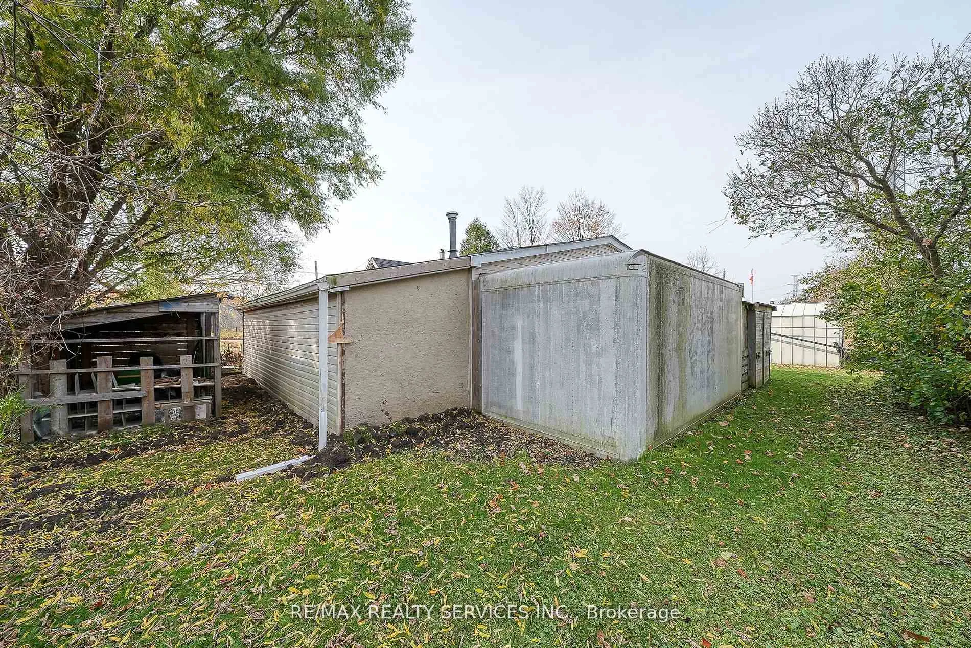 Photo 36 of 24 Norlan Avenue, London, South O — HOMEH