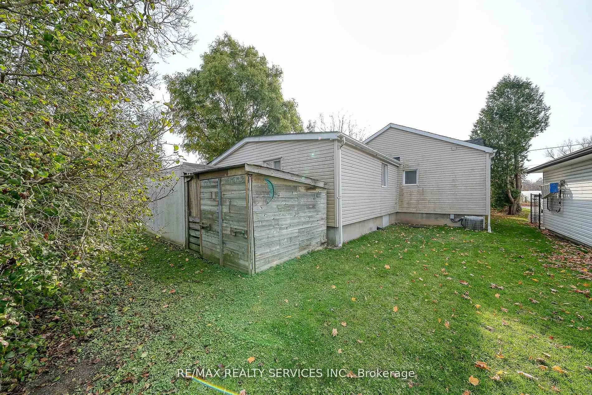 Photo 37 of 24 Norlan Avenue, London, South O — HOMEH