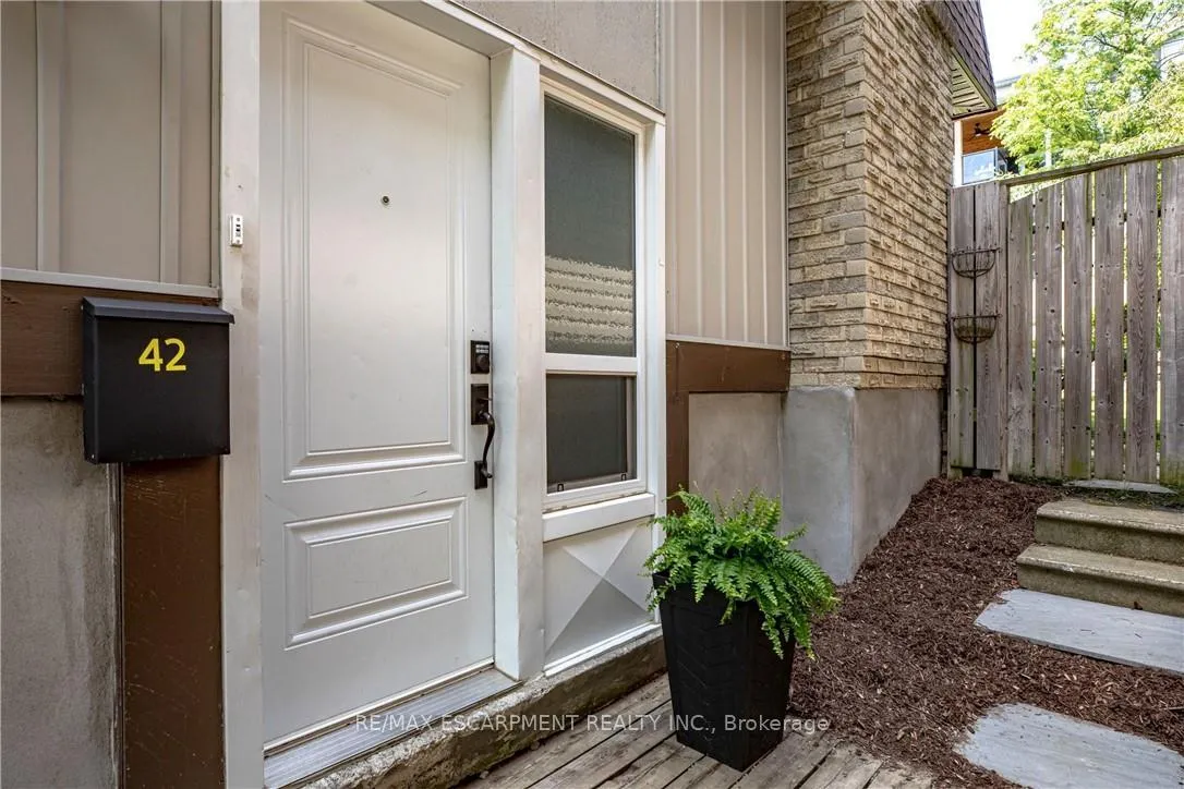 Photo 3 of 42 Bridlewood Drive, Hamilton, Dundas — HOMEH