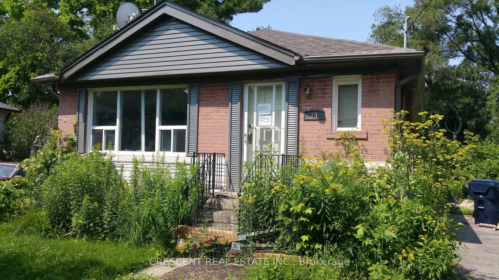 Front of 10 Shaver Court