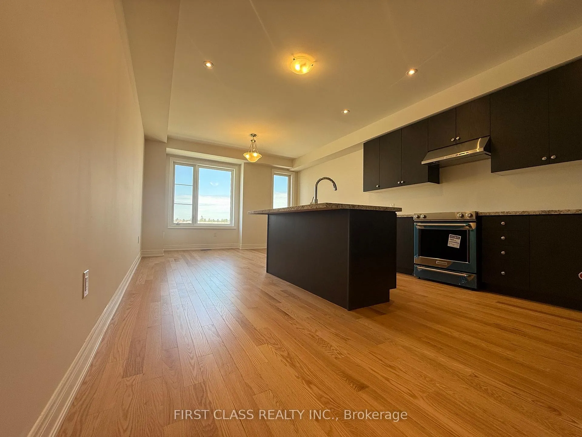 Photo 3 of 533 Vine Cliff Boulevard, Markham, Victoria Square — HOMEH