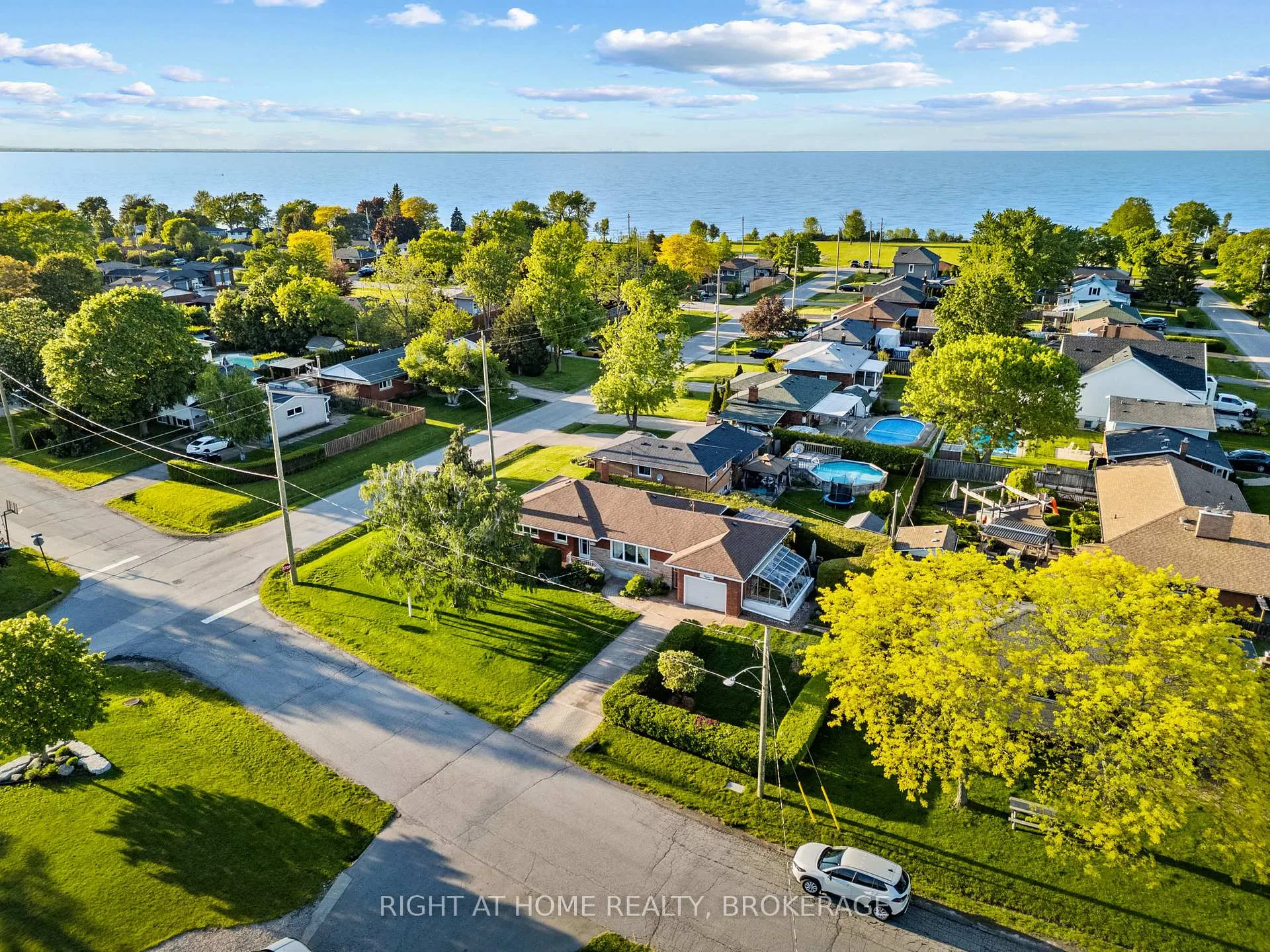Photo 3 of 12 Lorne Avenue, Grimsby, Grimsby Beach — HOMEH
