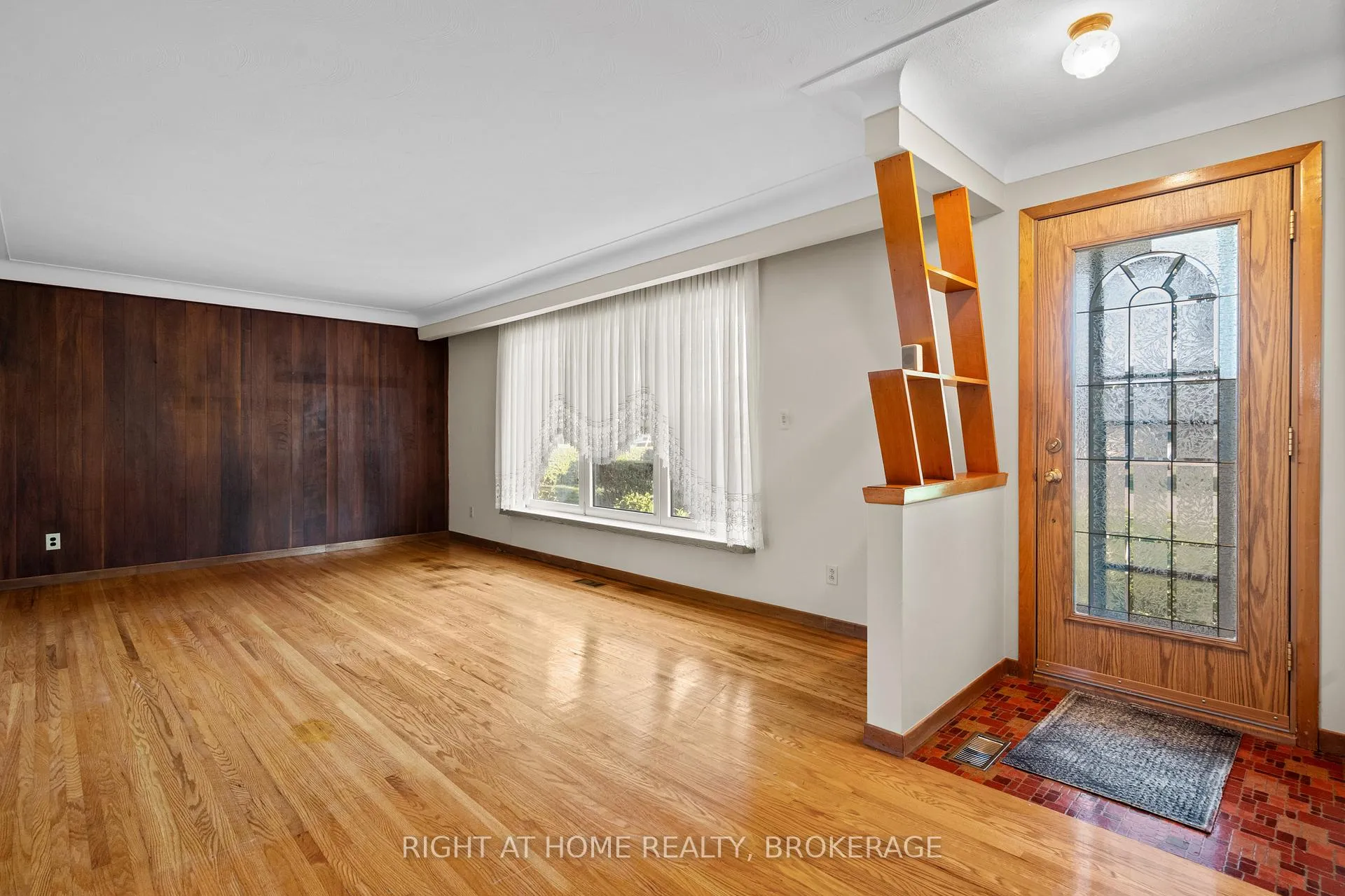 Photo 5 of 12 Lorne Avenue, Grimsby, Grimsby Beach — HOMEH