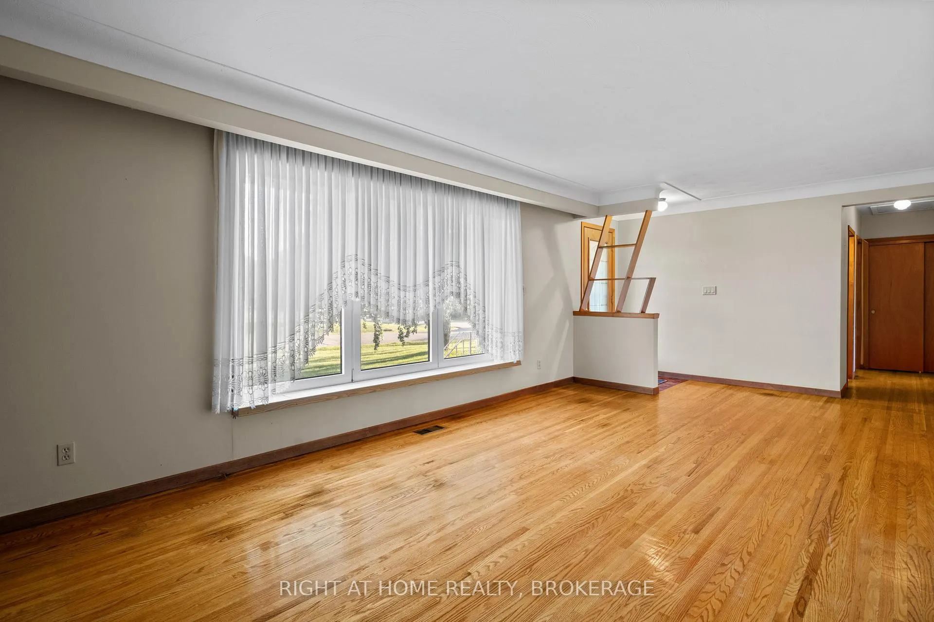 Photo 6 of 12 Lorne Avenue, Grimsby, Grimsby Beach — HOMEH