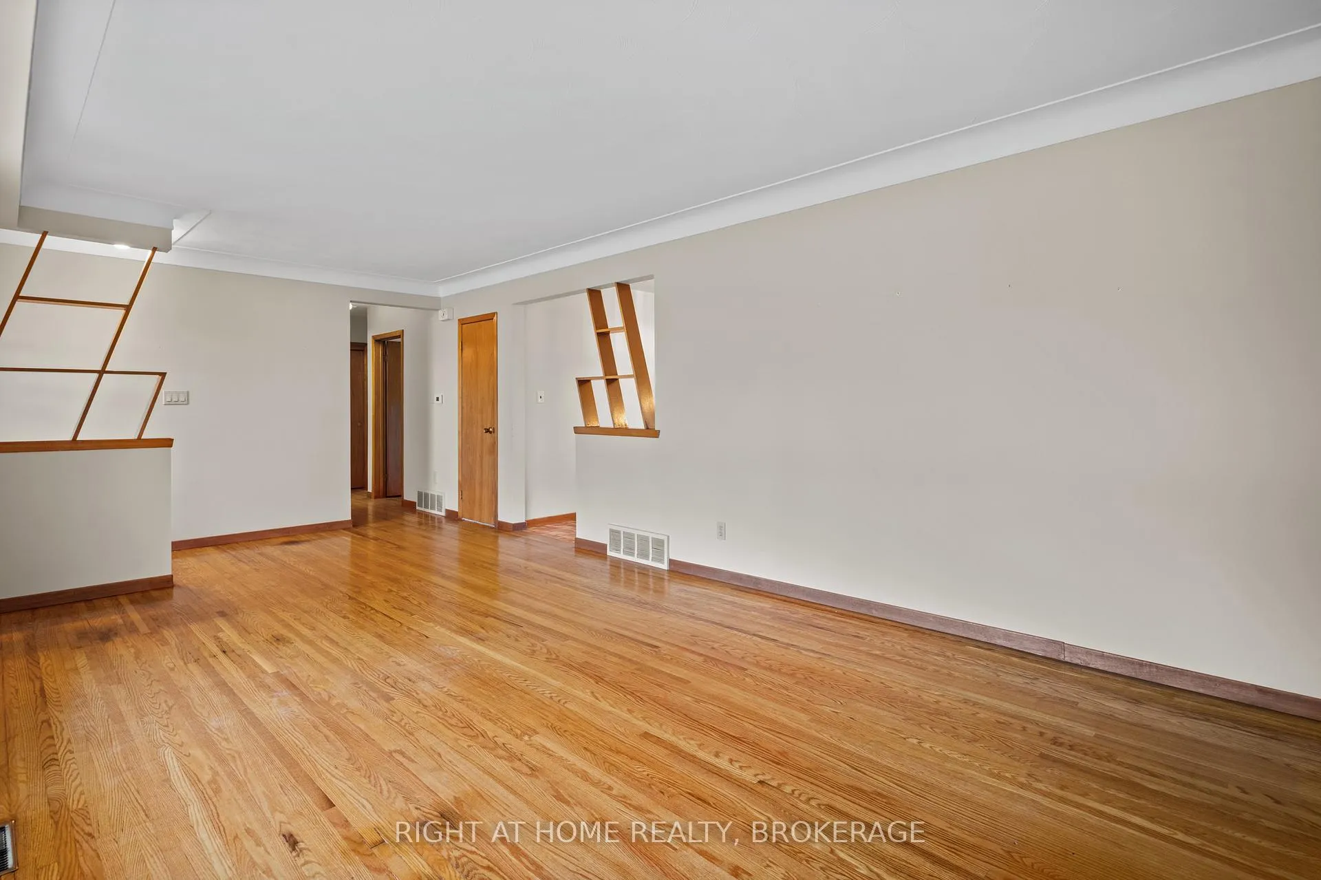 Photo 7 of 12 Lorne Avenue, Grimsby, Grimsby Beach — HOMEH