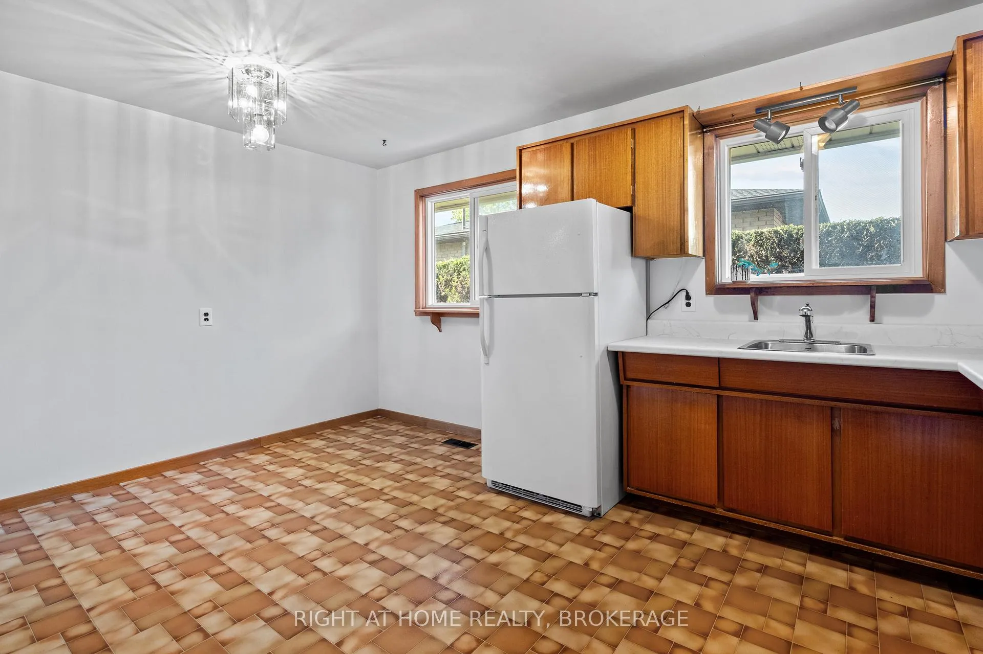 Photo 8 of 12 Lorne Avenue, Grimsby, Grimsby Beach — HOMEH
