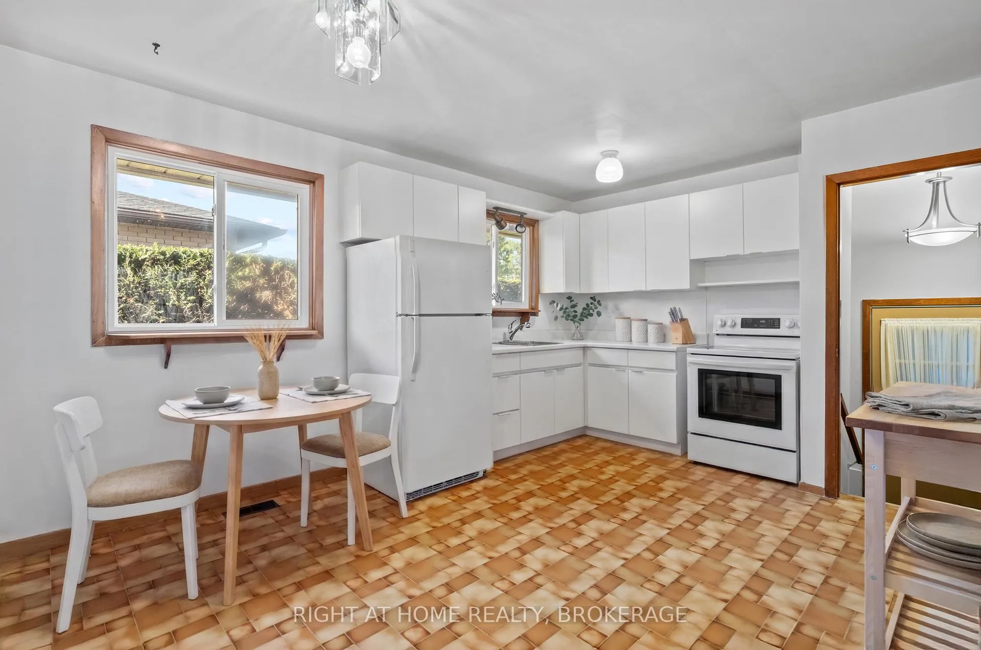 Photo 9 of 12 Lorne Avenue, Grimsby, Grimsby Beach — HOMEH
