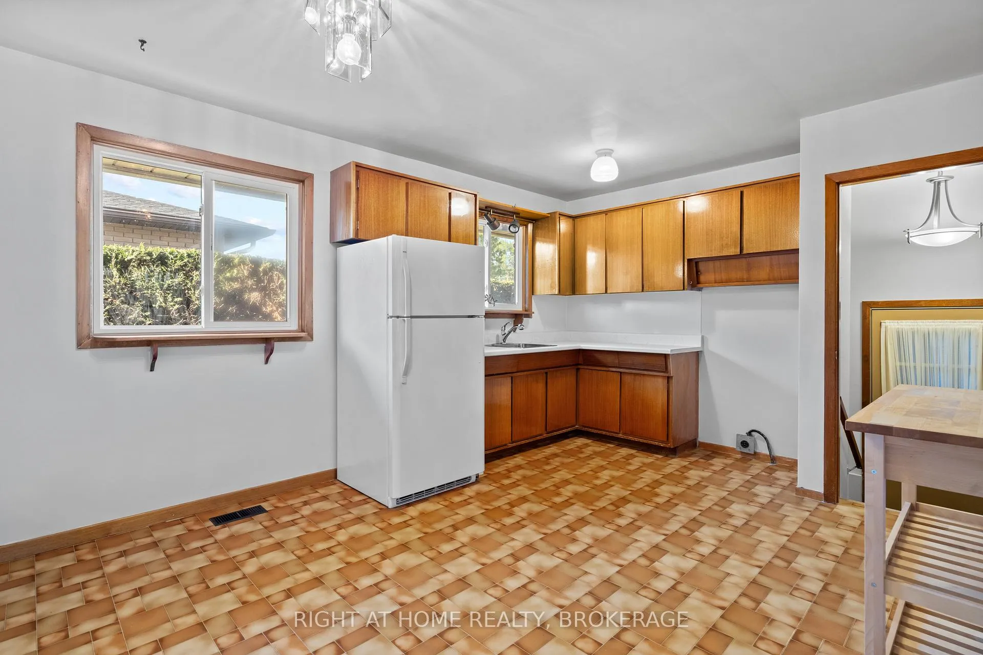 Photo 10 of 12 Lorne Avenue, Grimsby, Grimsby Beach — HOMEH