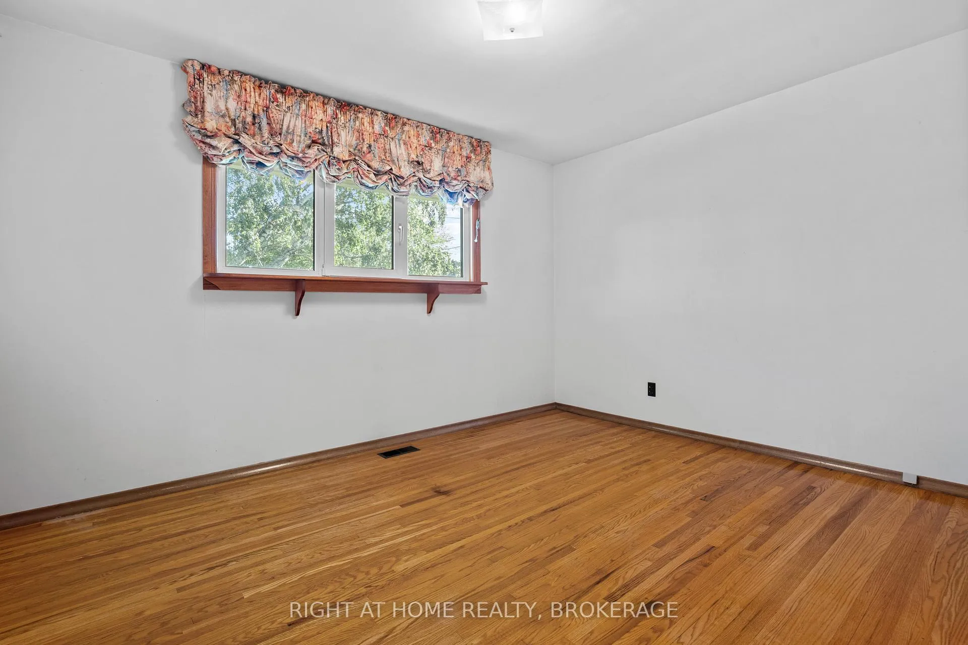 Photo 14 of 12 Lorne Avenue, Grimsby, Grimsby Beach — HOMEH