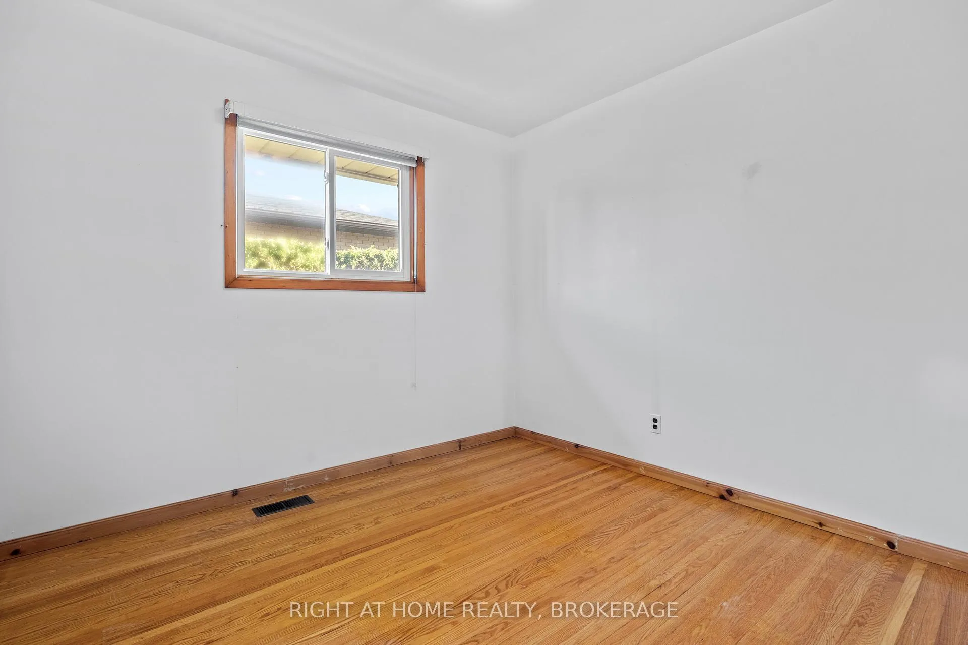 Photo 15 of 12 Lorne Avenue, Grimsby, Grimsby Beach — HOMEH