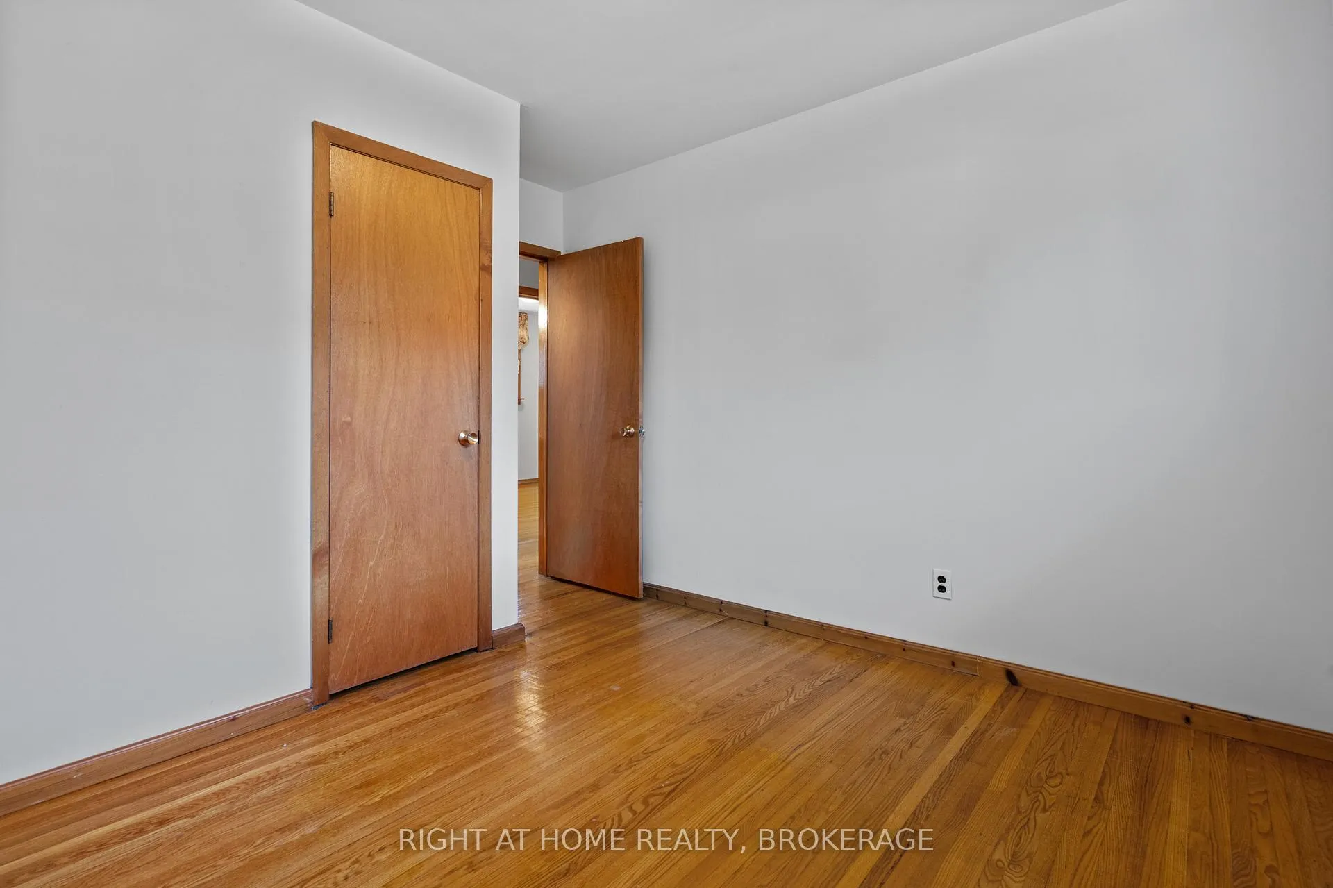 Photo 16 of 12 Lorne Avenue, Grimsby, Grimsby Beach — HOMEH