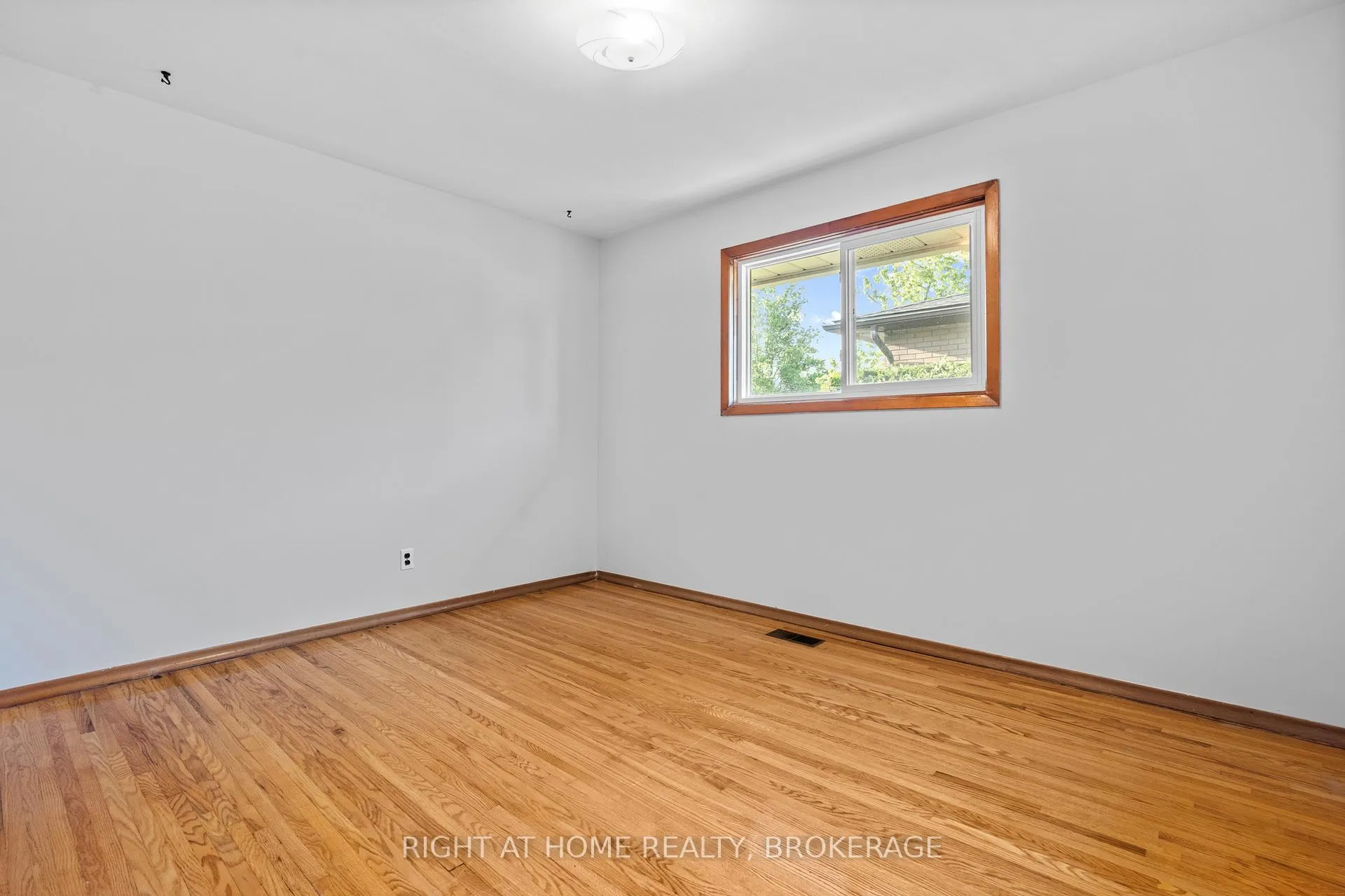 Photo 18 of 12 Lorne Avenue, Grimsby, Grimsby Beach — HOMEH