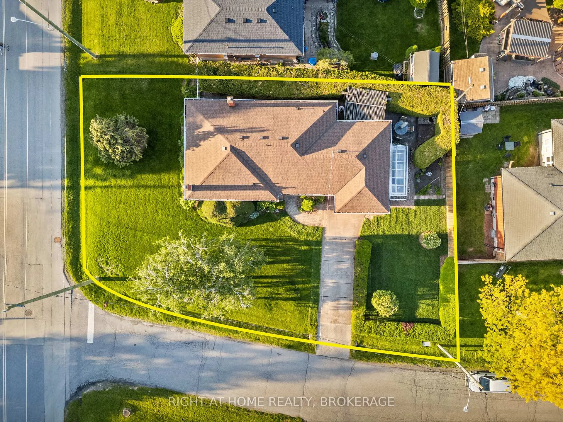 Photo 37 of 12 Lorne Avenue, Grimsby, Grimsby Beach — HOMEH