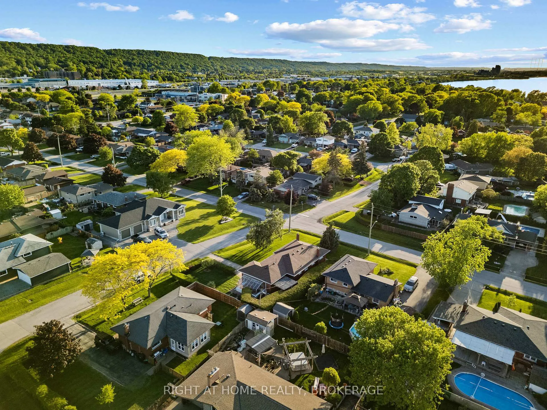 Photo 41 of 12 Lorne Avenue, Grimsby, Grimsby Beach — HOMEH
