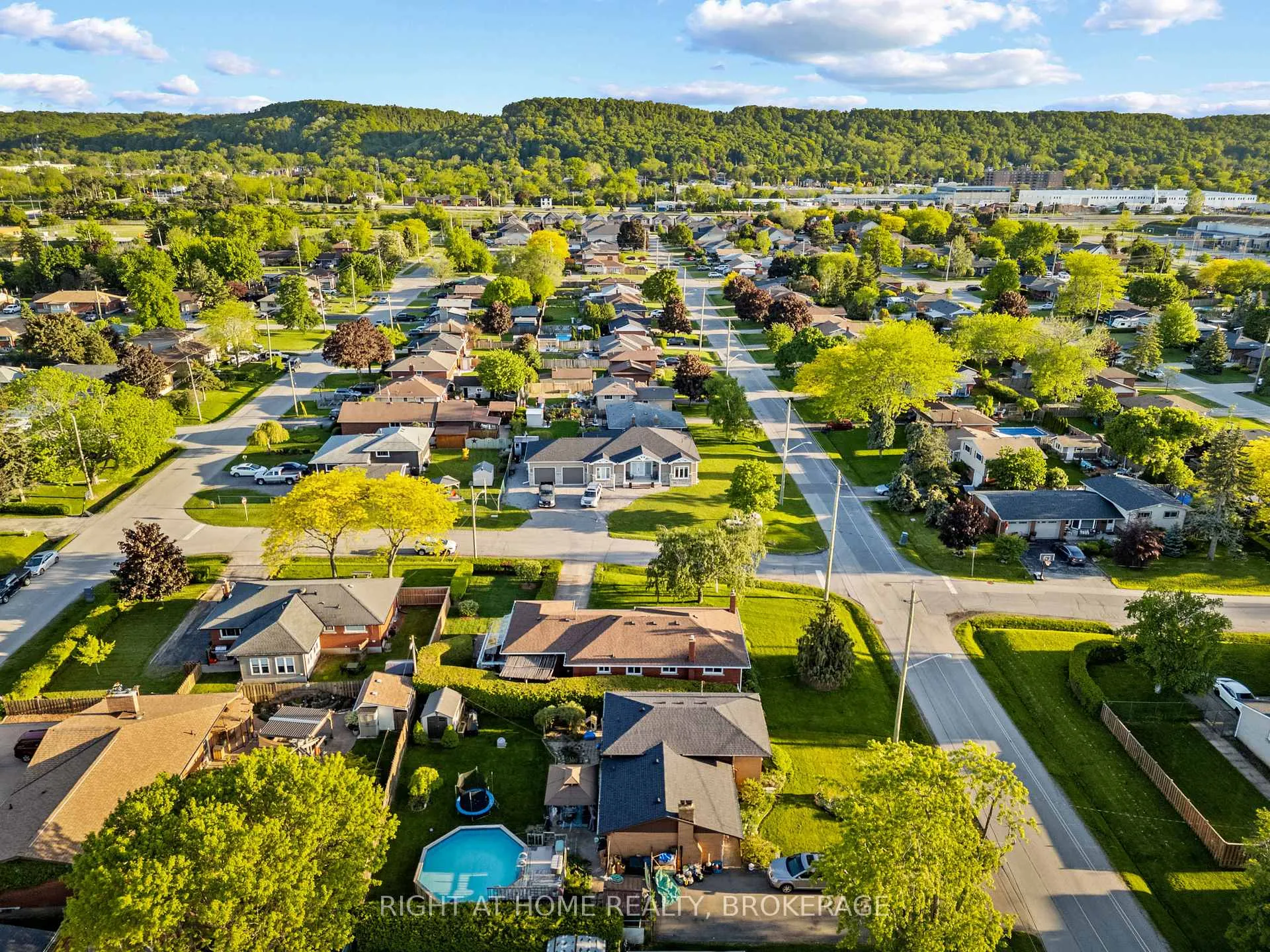 Photo 42 of 12 Lorne Avenue, Grimsby, Grimsby Beach — HOMEH