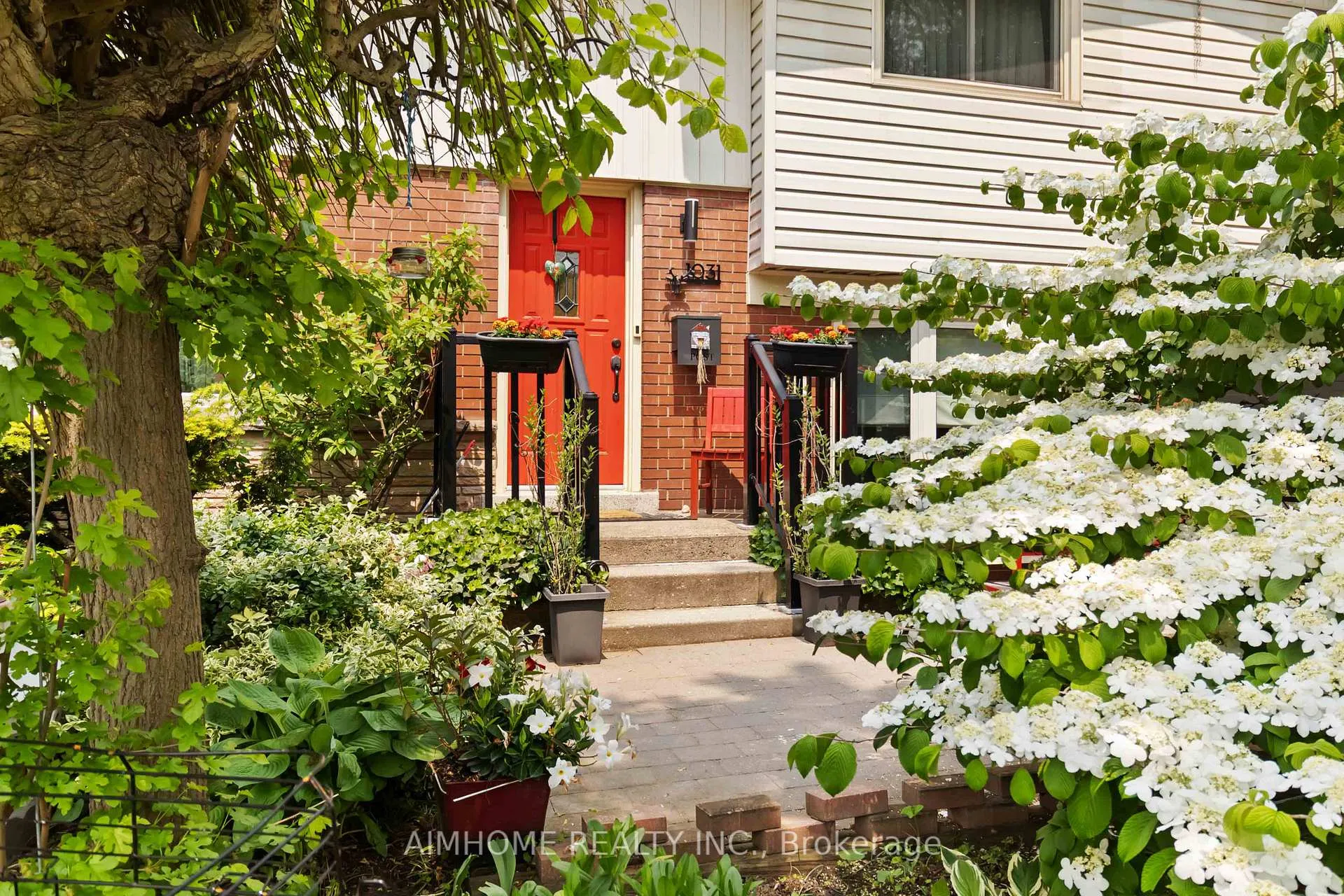 Photo 3 of 1031 Marley Crescent, Burlington, LaSalle — HOMEH